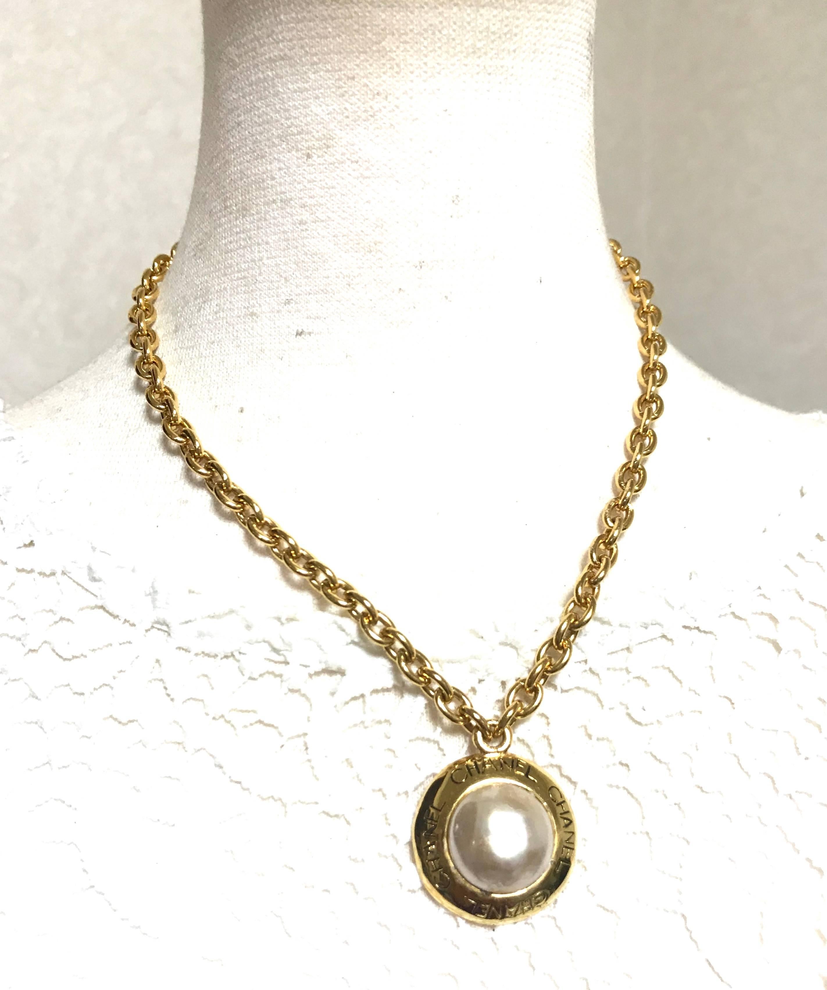 Vintage CHANEL golden chain necklace with round faux pearl and logo pendant top. For Sale 1