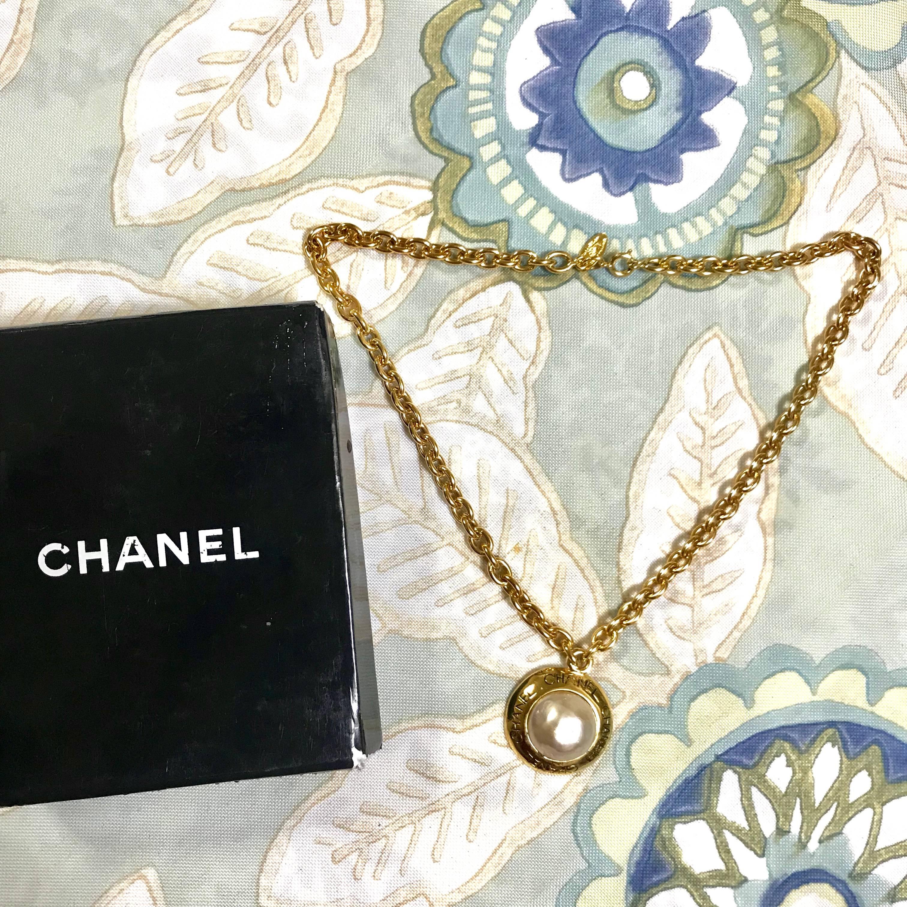 Vintage CHANEL golden chain necklace with round faux pearl and logo pendant top. For Sale 2
