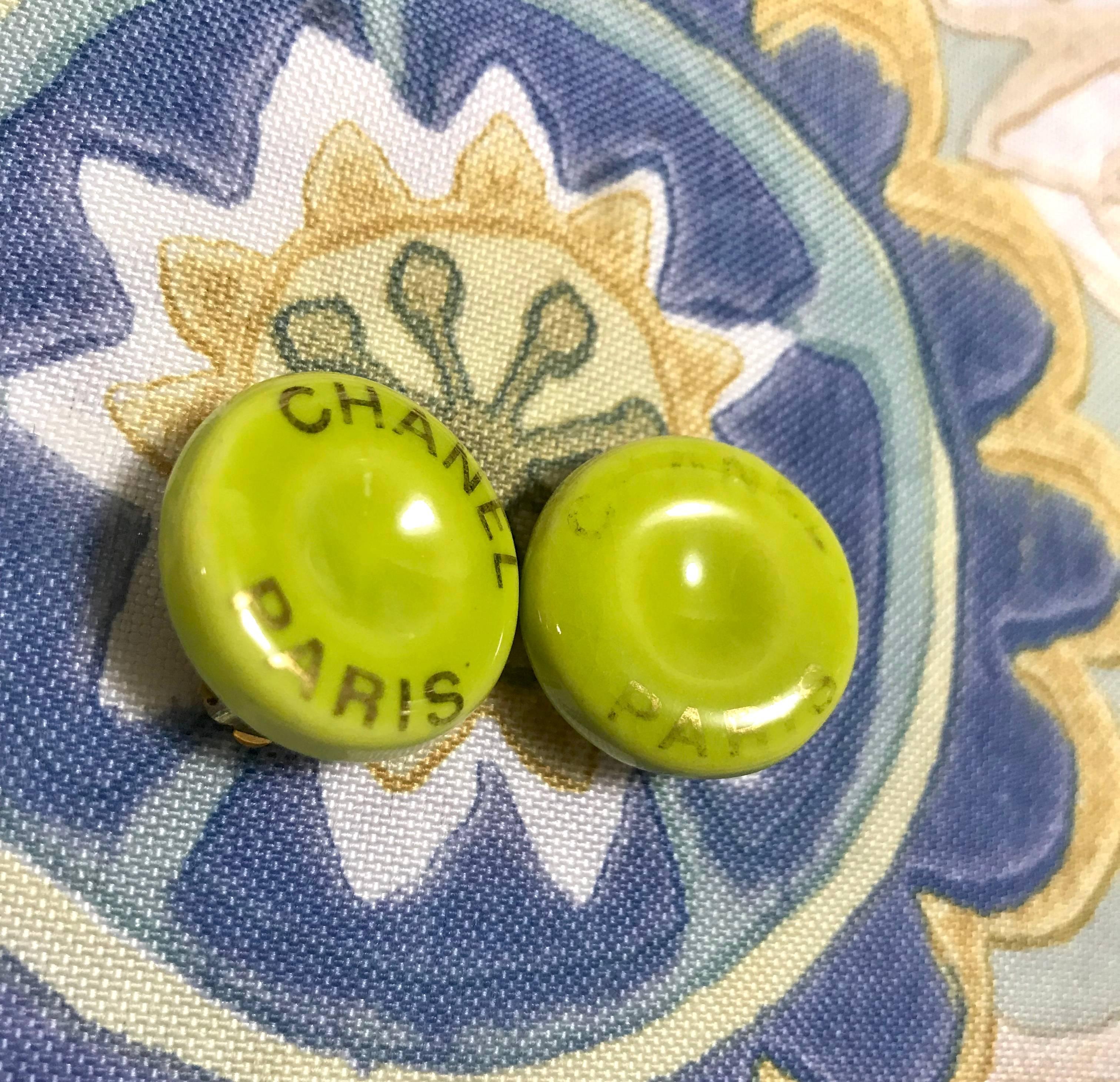 Vintage CHANEL yellow green, lime color and golden round button candy earrings. In Good Condition For Sale In Kashiwa, Chiba