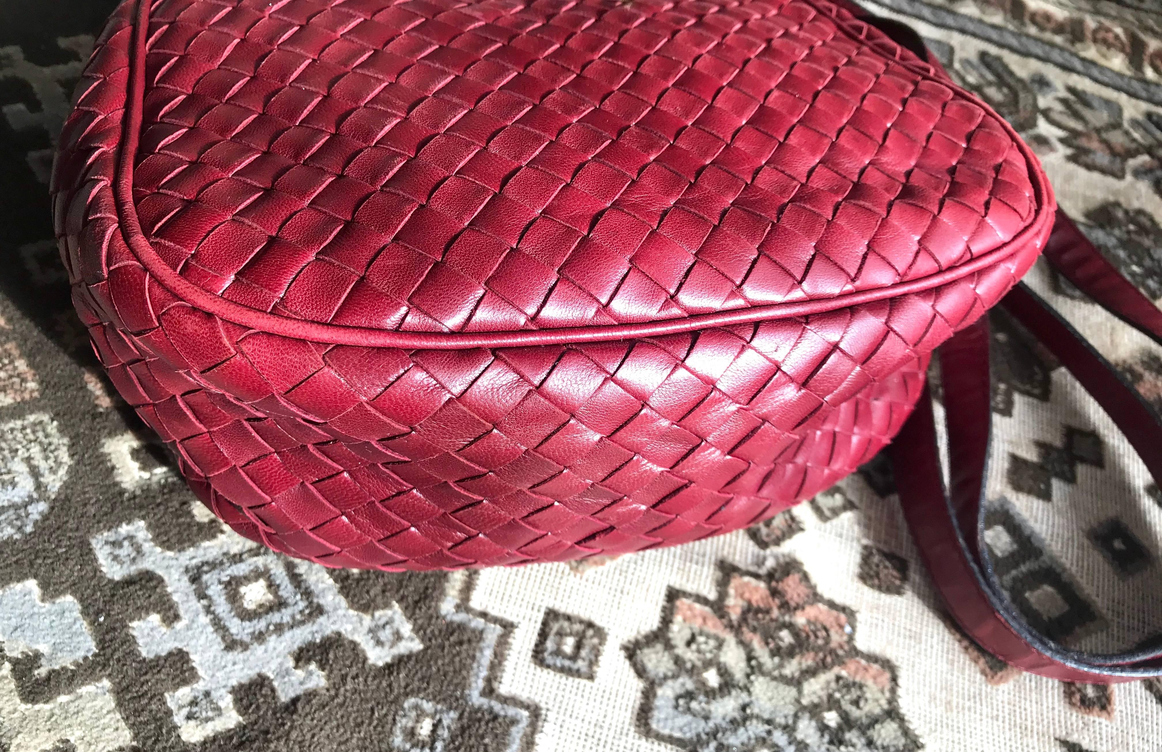 Women's Vintage Bottega Veneta wine red intrecciato woven lamb leather hobo shoulder bag