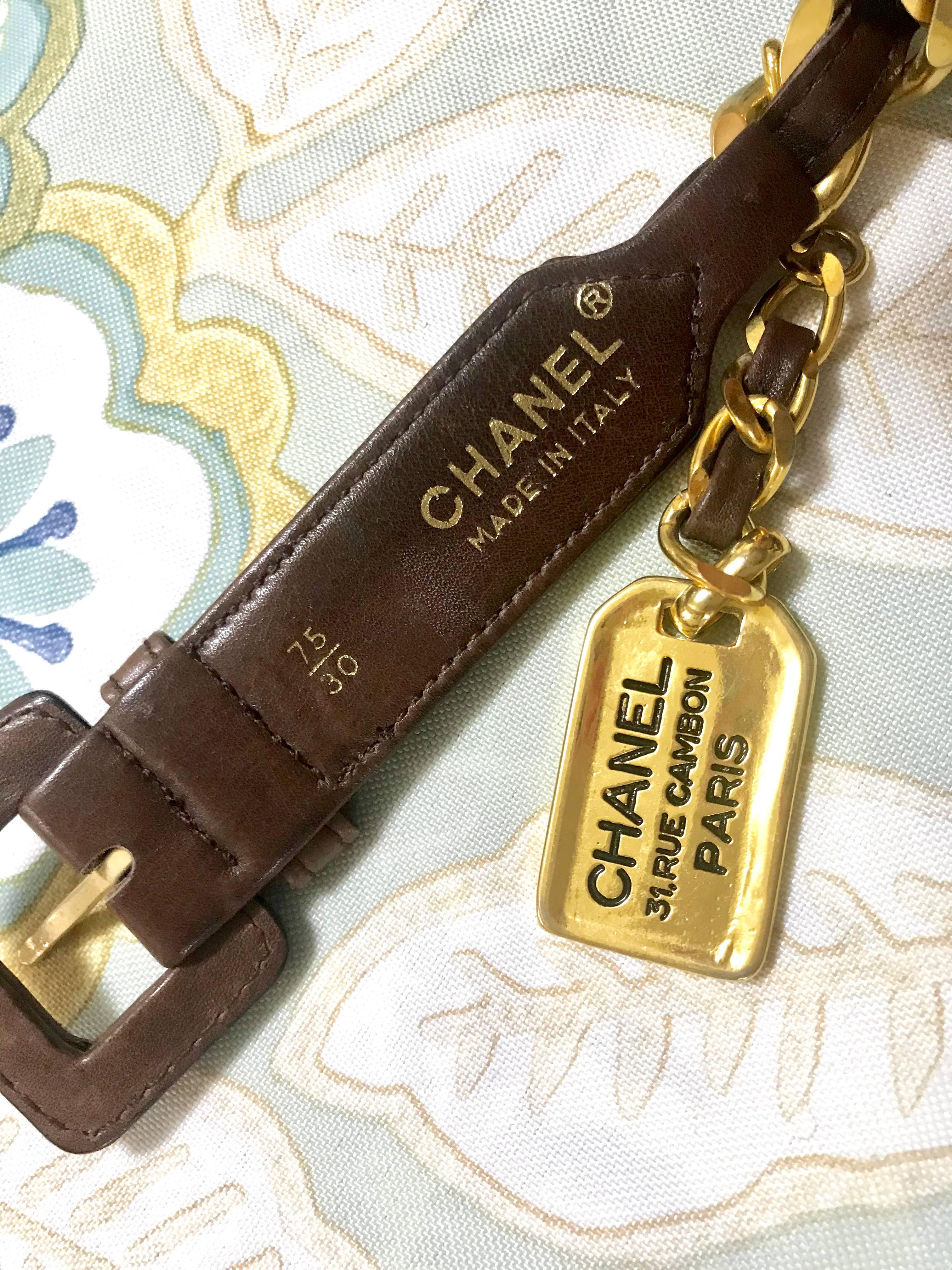Vintage CHANEL brown classic leathering chain belt with golden square logo charm For Sale 1
