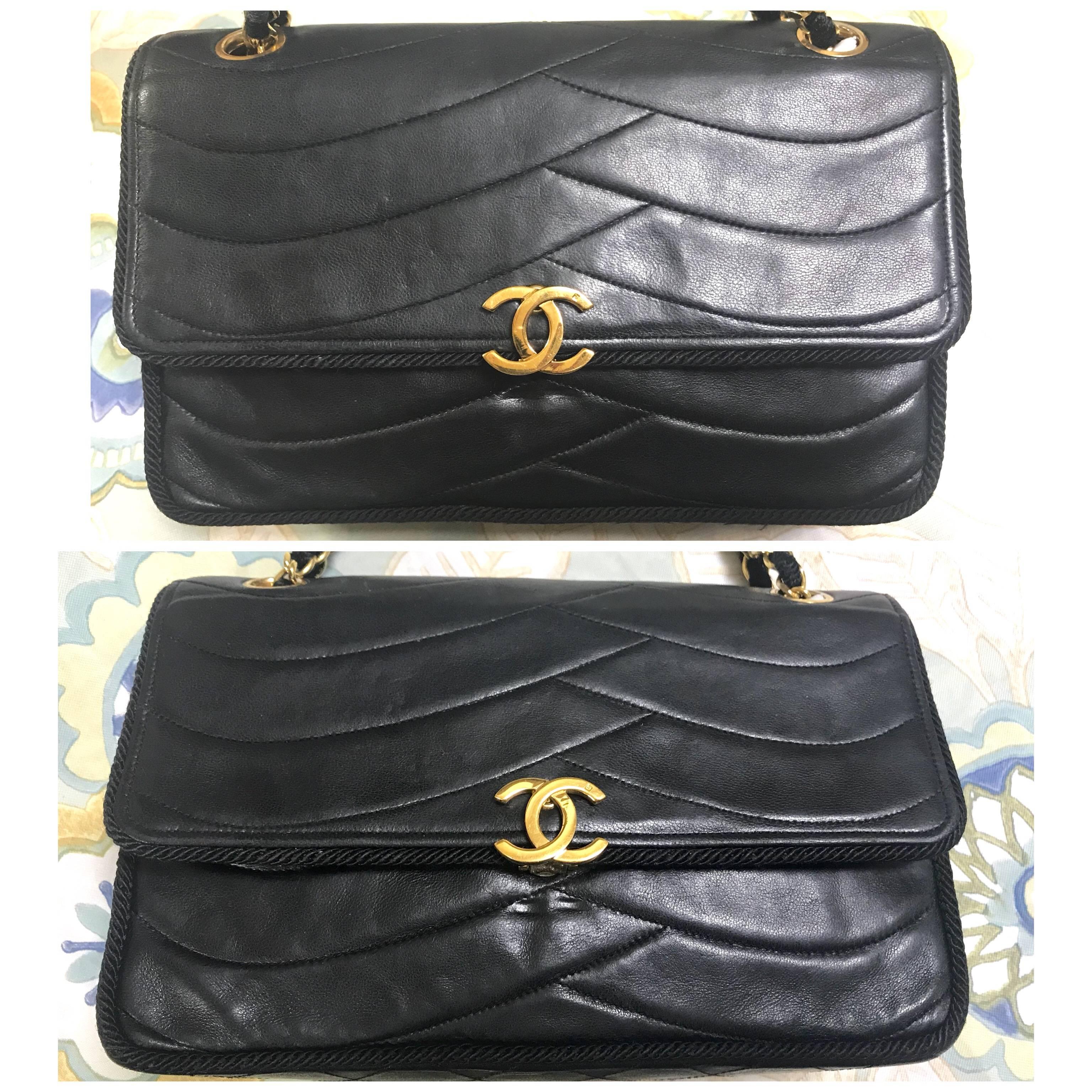 1980's vintage Chanel black 2.55 shoulder bag with wavy stitches and rope strings and gold chain strap. Very rare piece from the era.

This is a very rare vintage CHANEL black lambskin 2.55 bag with the rope strap in the 80's.

                     