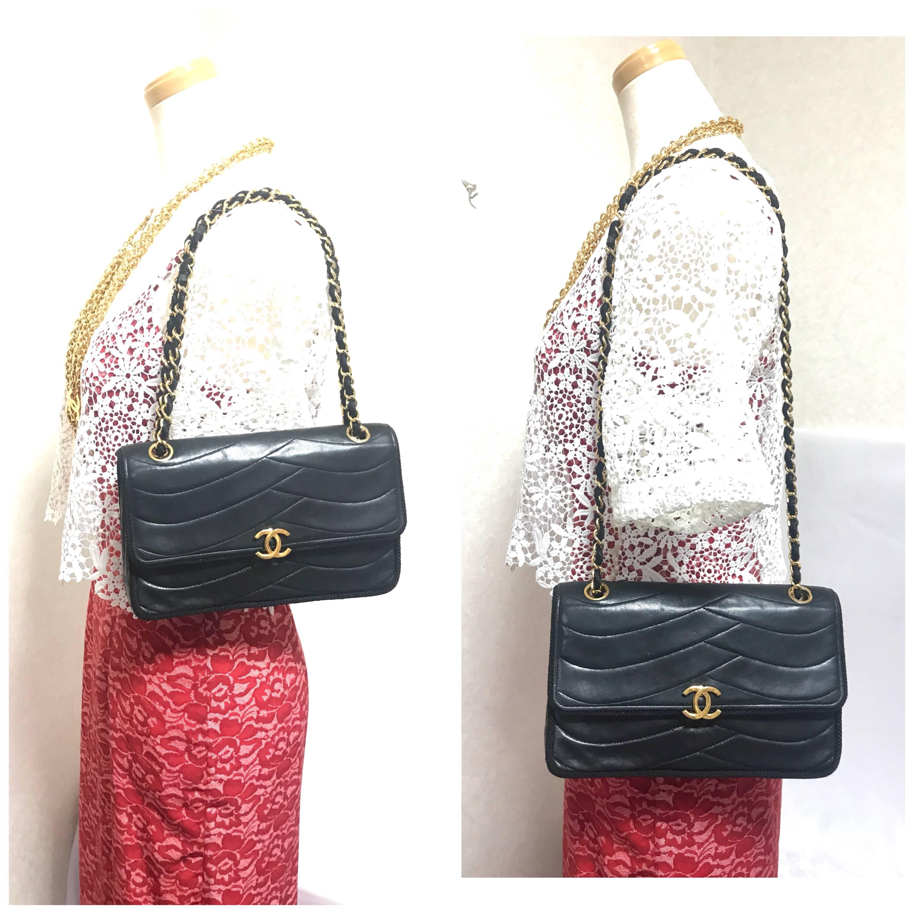 Chanel Vintage black 2.55 shoulder bag with wavy stitches and rope strings. In Good Condition For Sale In Kashiwa, Chiba