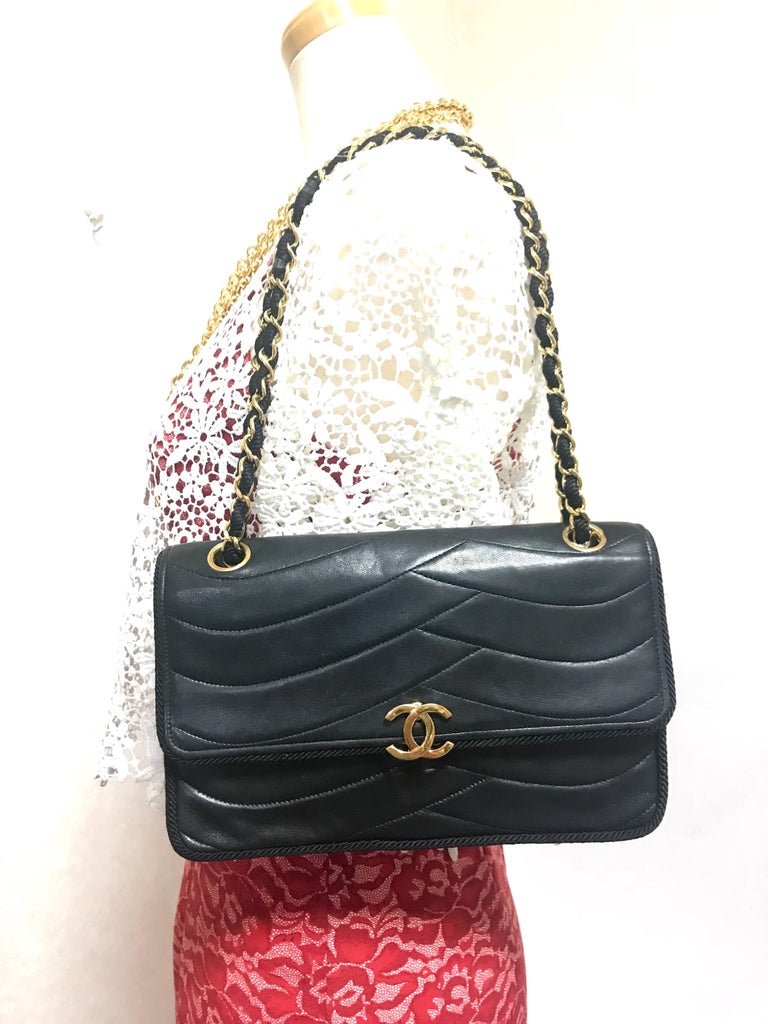 Chanel Vintage black 2.55 shoulder bag with wavy stitches and rope