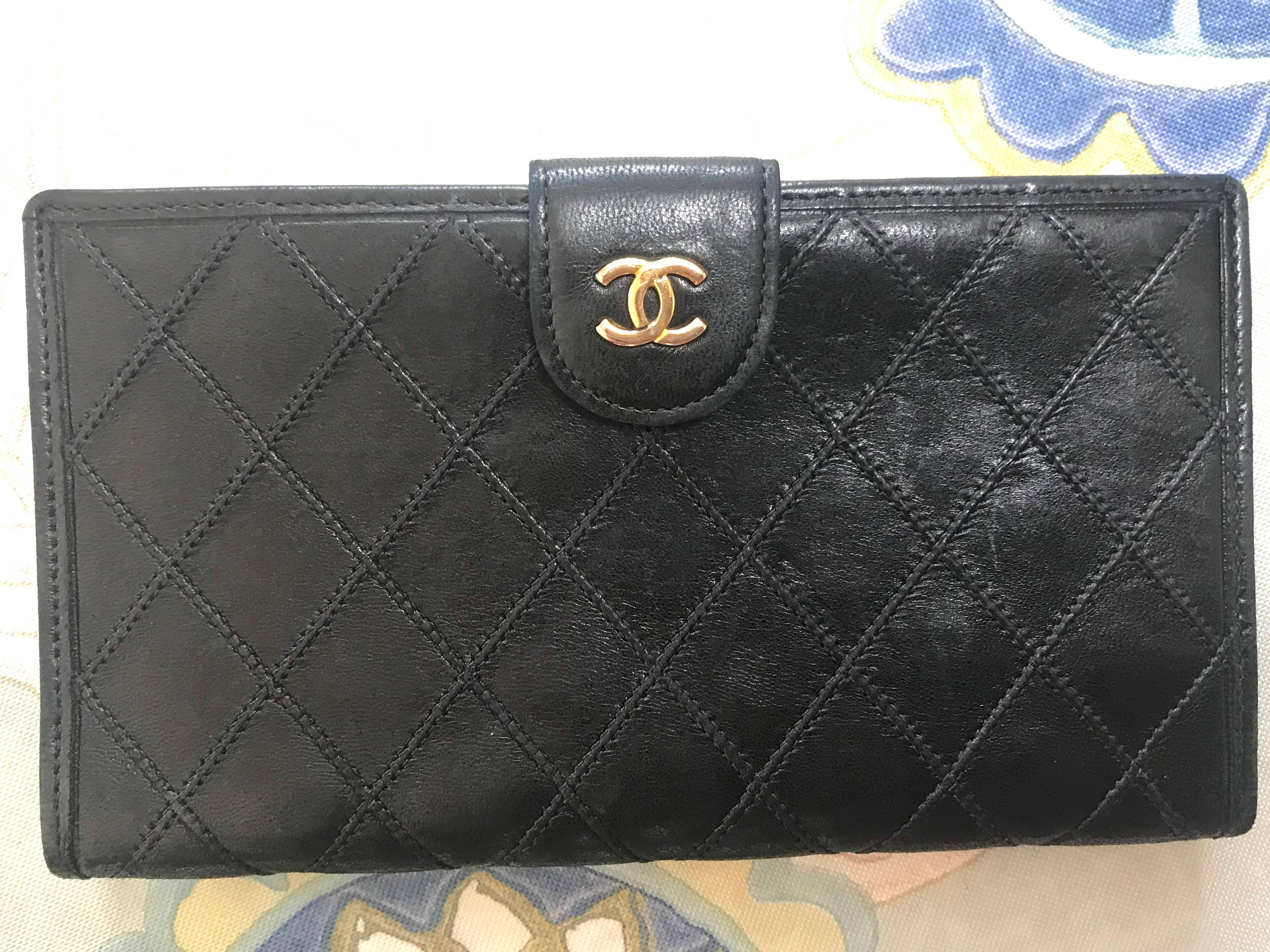 Chanel Vintage Classic black leather wallet with golden CC motif  3