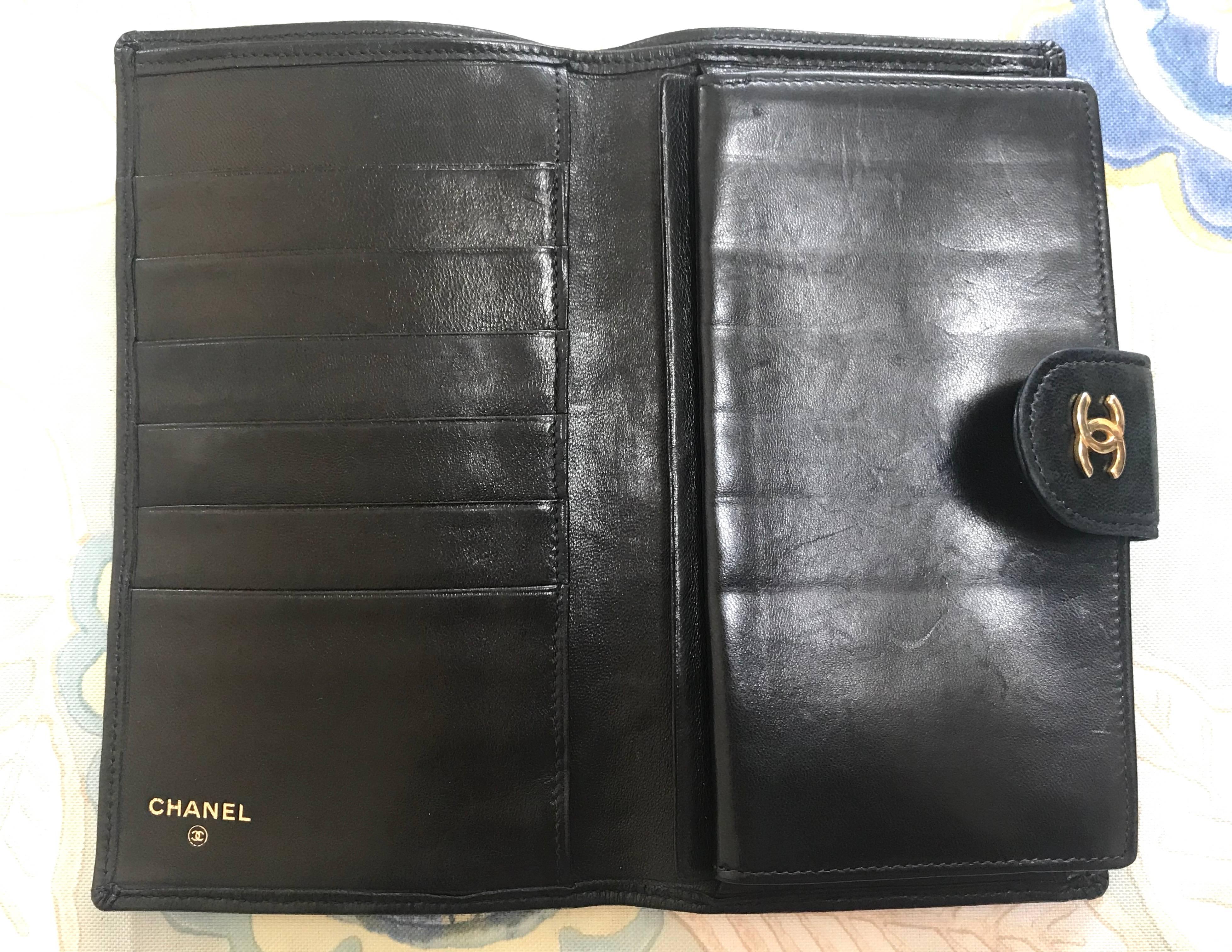 Chanel Vintage Classic black leather wallet with golden CC motif  4