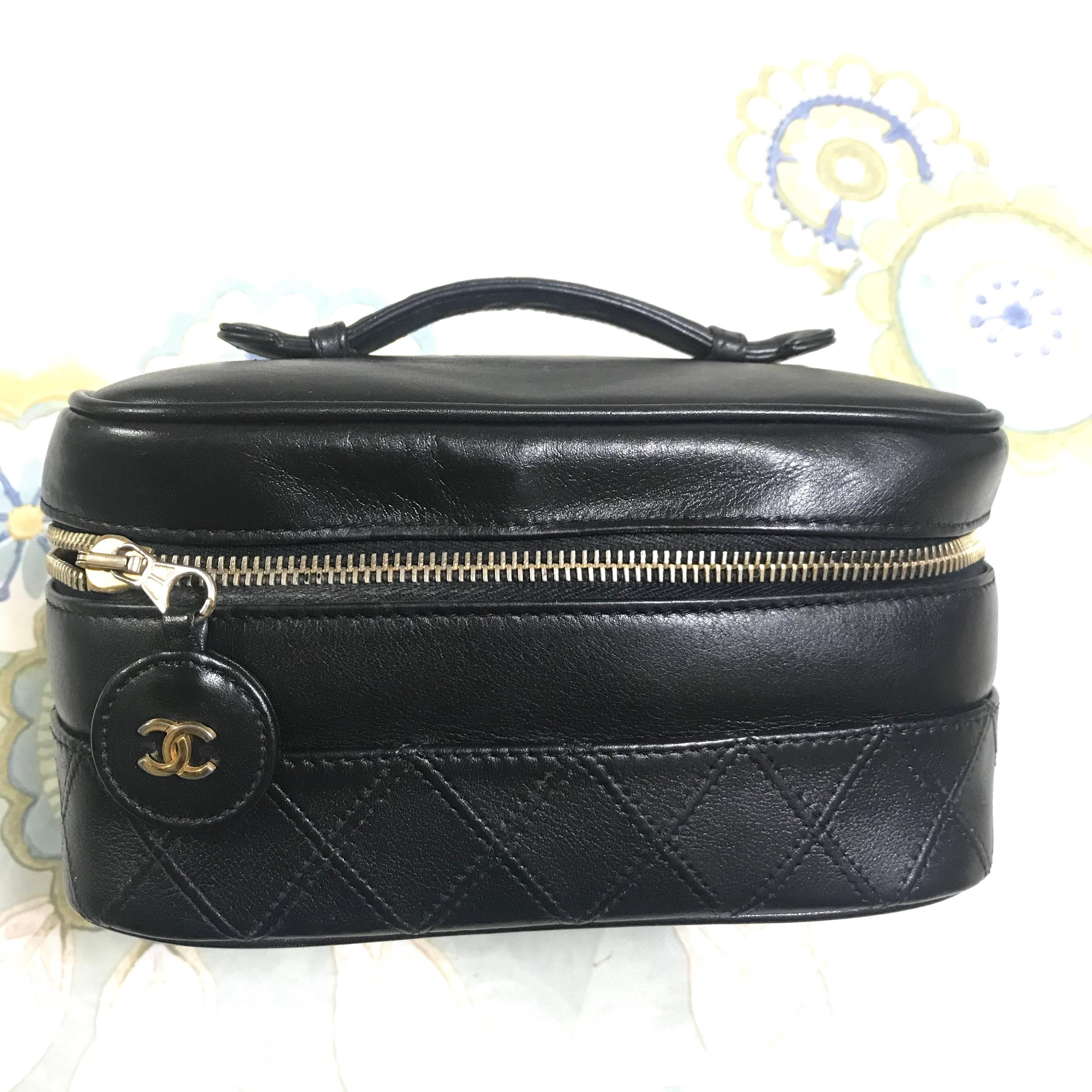 1990s. Vintage CHANEL calfskin classic cosmetic and toiletry black pouch, vanity bag with CC charm. Classic make up case.

This is a 90's vintage CHANEL black cosmetic pouch purse in black calf leather.
Featuring a gold tone CC mark charm to the