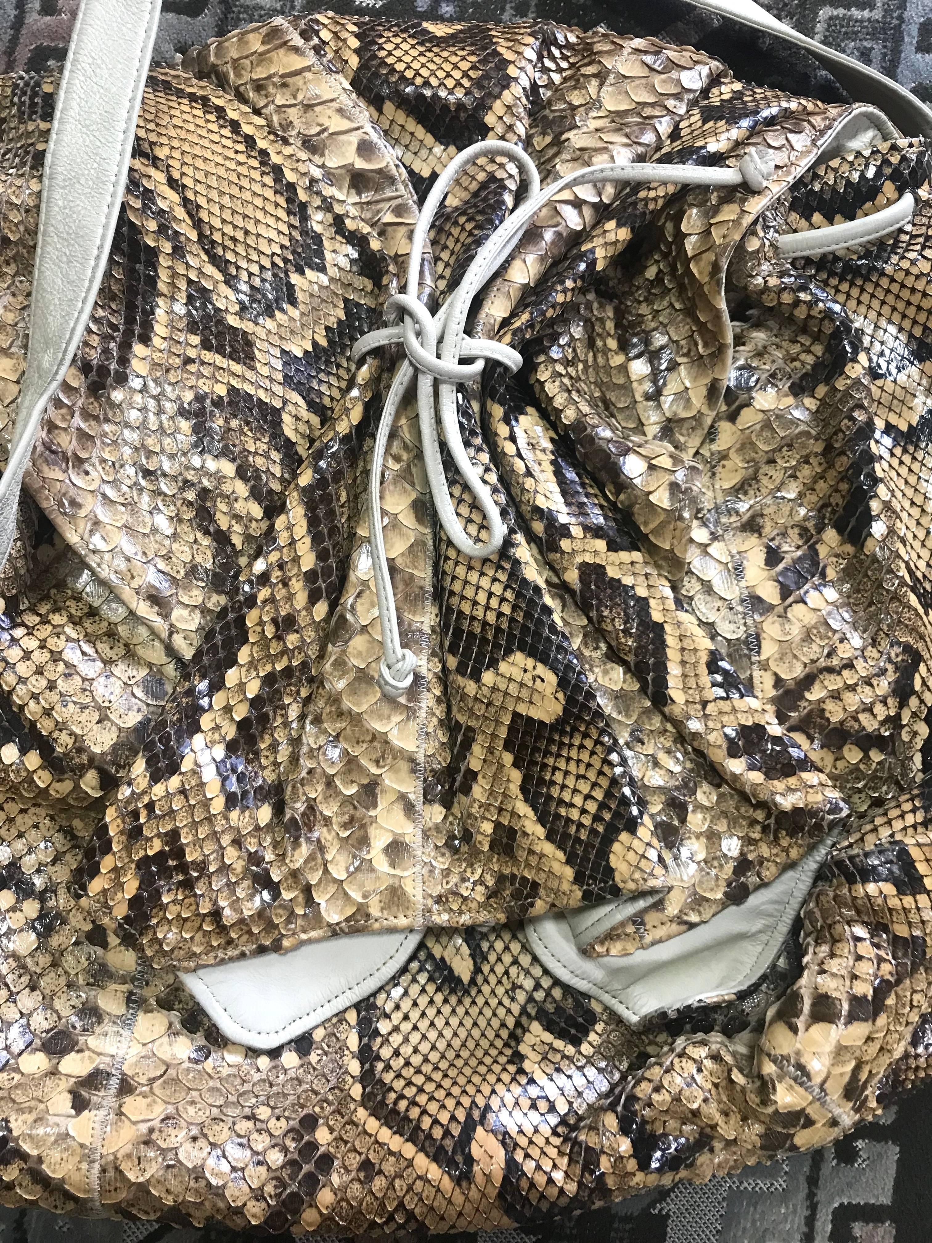 Vintage Carlos Falchi beige and brown snakeskin large messenger shoulder bag. In Good Condition For Sale In Kashiwa, Chiba