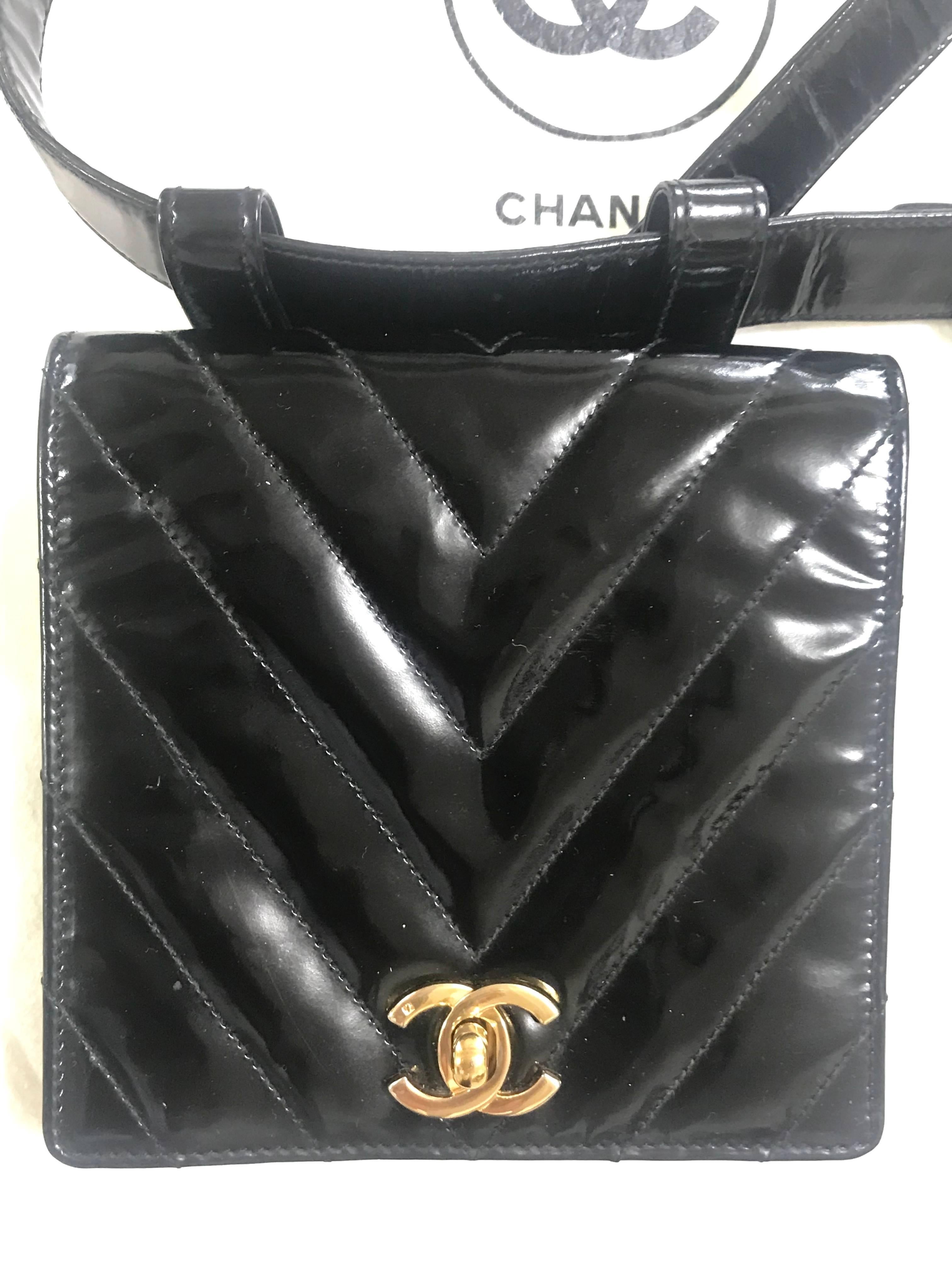 1990s. Vintage CHANEL black patent enamel chevron, V stitch fanny pack with golden CC and a matching belt. Belt size 27.95