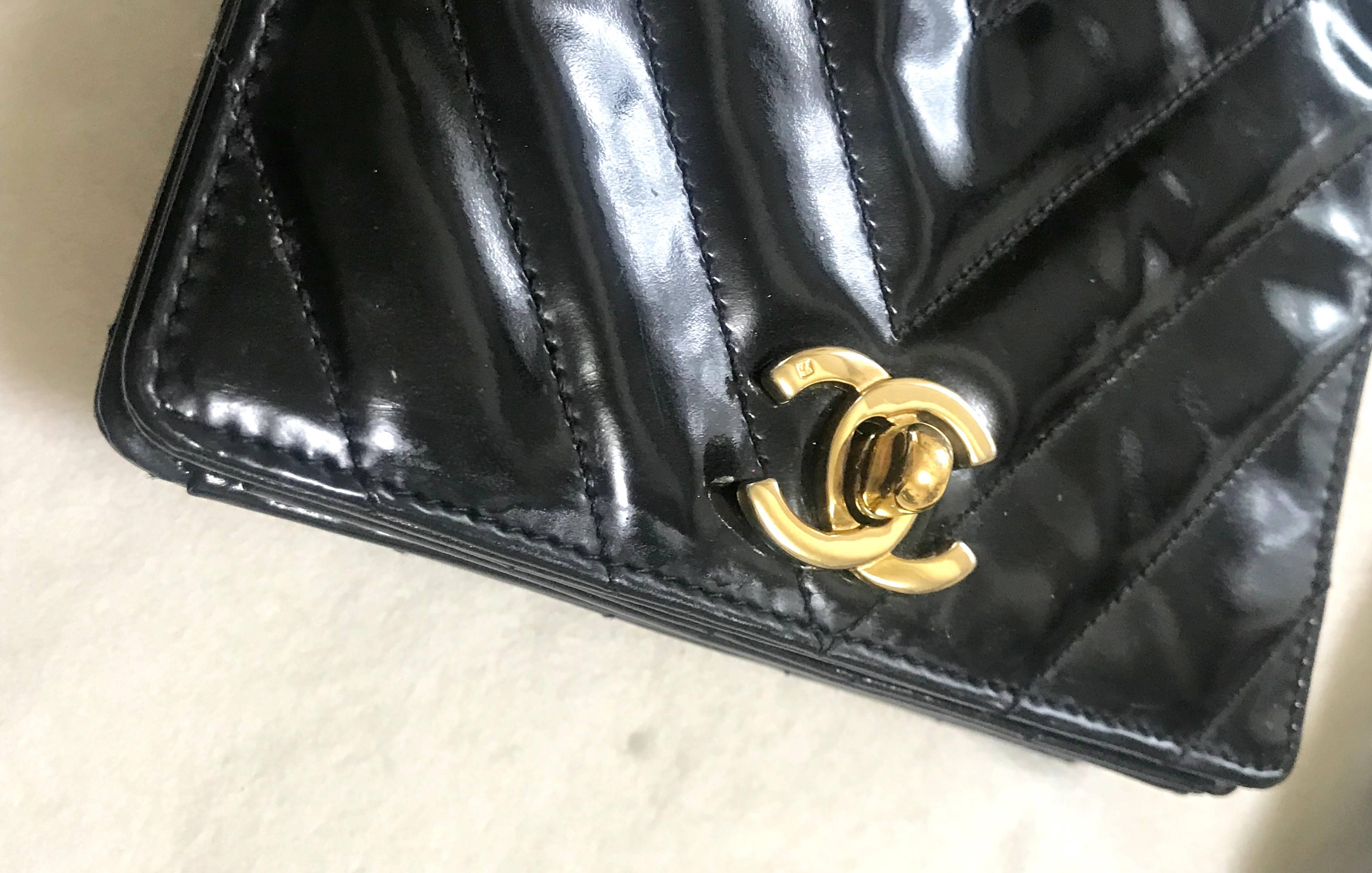 Vintage CHANEL black patent enamel chevron, V stitch fanny pack with golden CC. In Good Condition In Kashiwa, Chiba