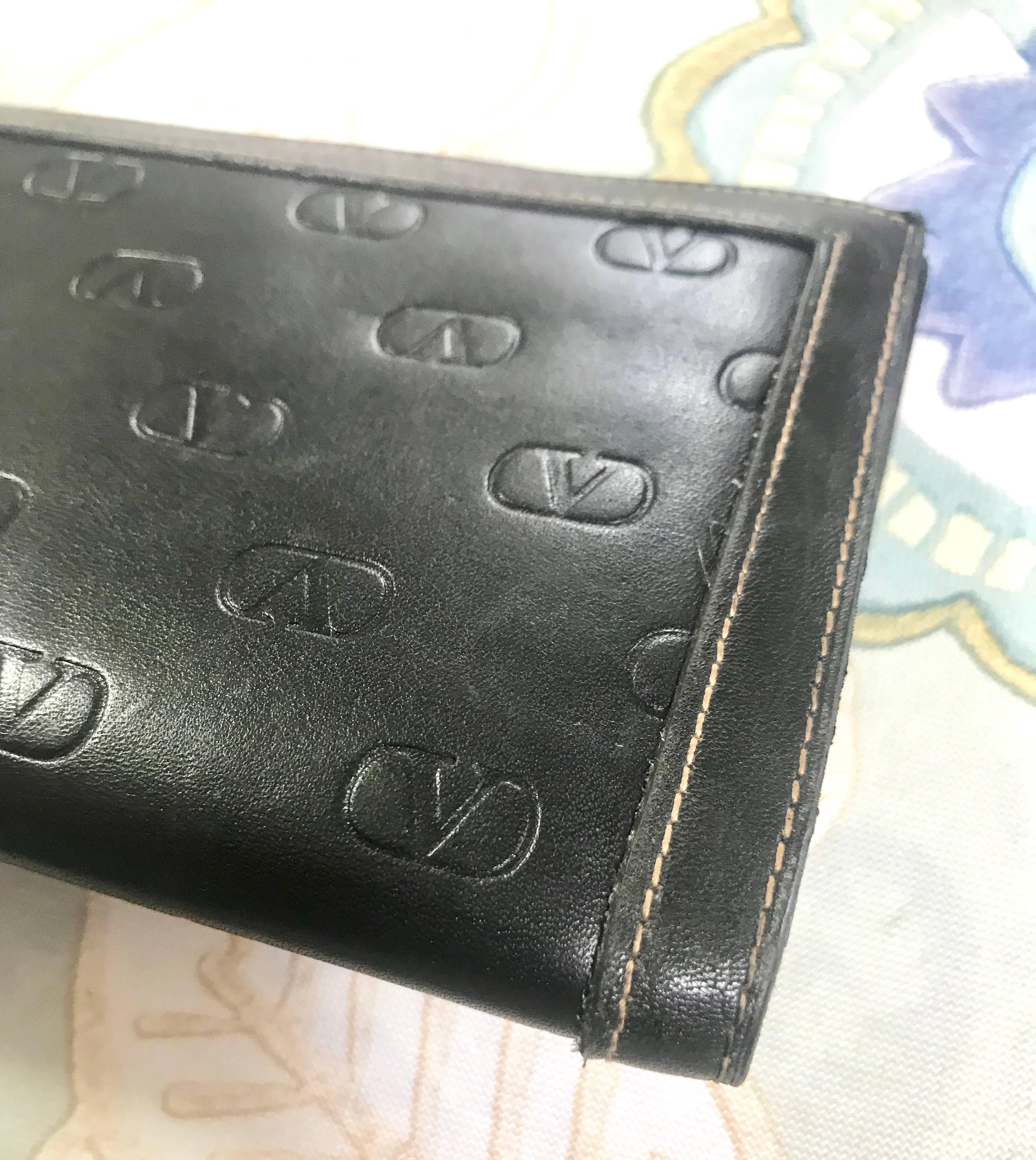 Vintage Valentino black leather long wallet with beige stitches and V logo. In Good Condition In Kashiwa, Chiba