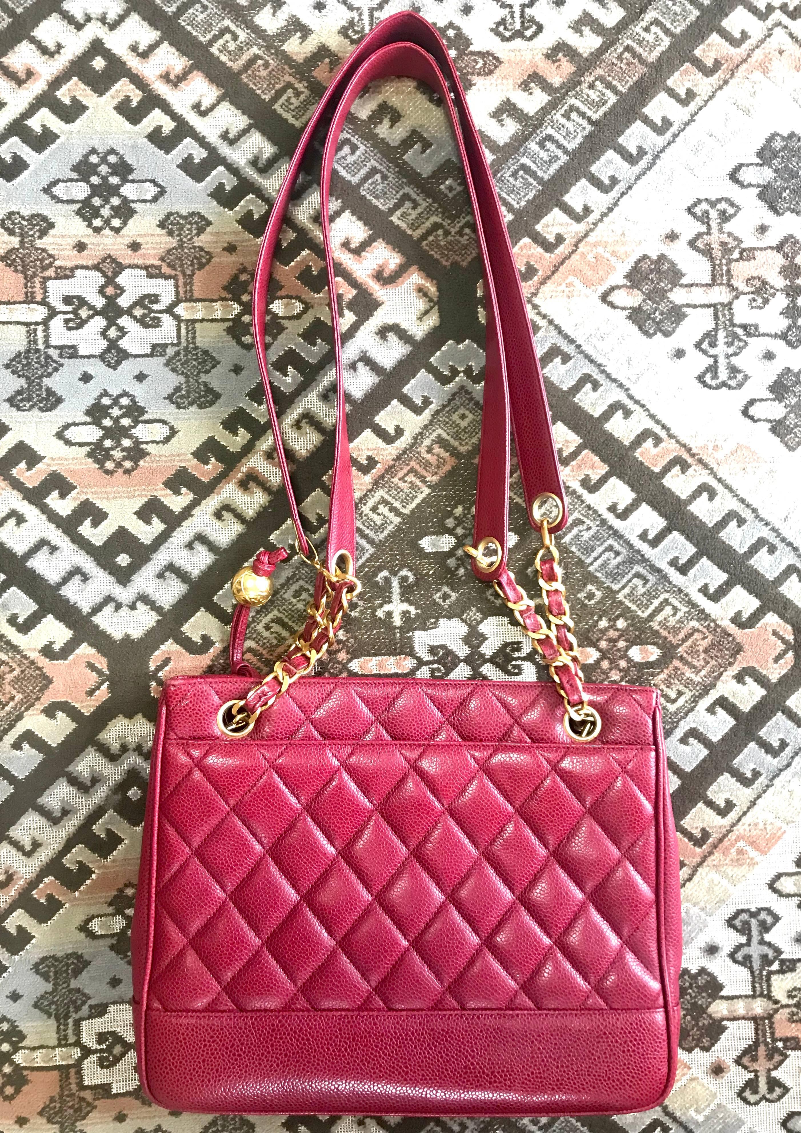 Vintage CHANEL cherry red caviar leather quilted shoulder bag, tote with cc ball In Good Condition For Sale In Kashiwa, Chiba