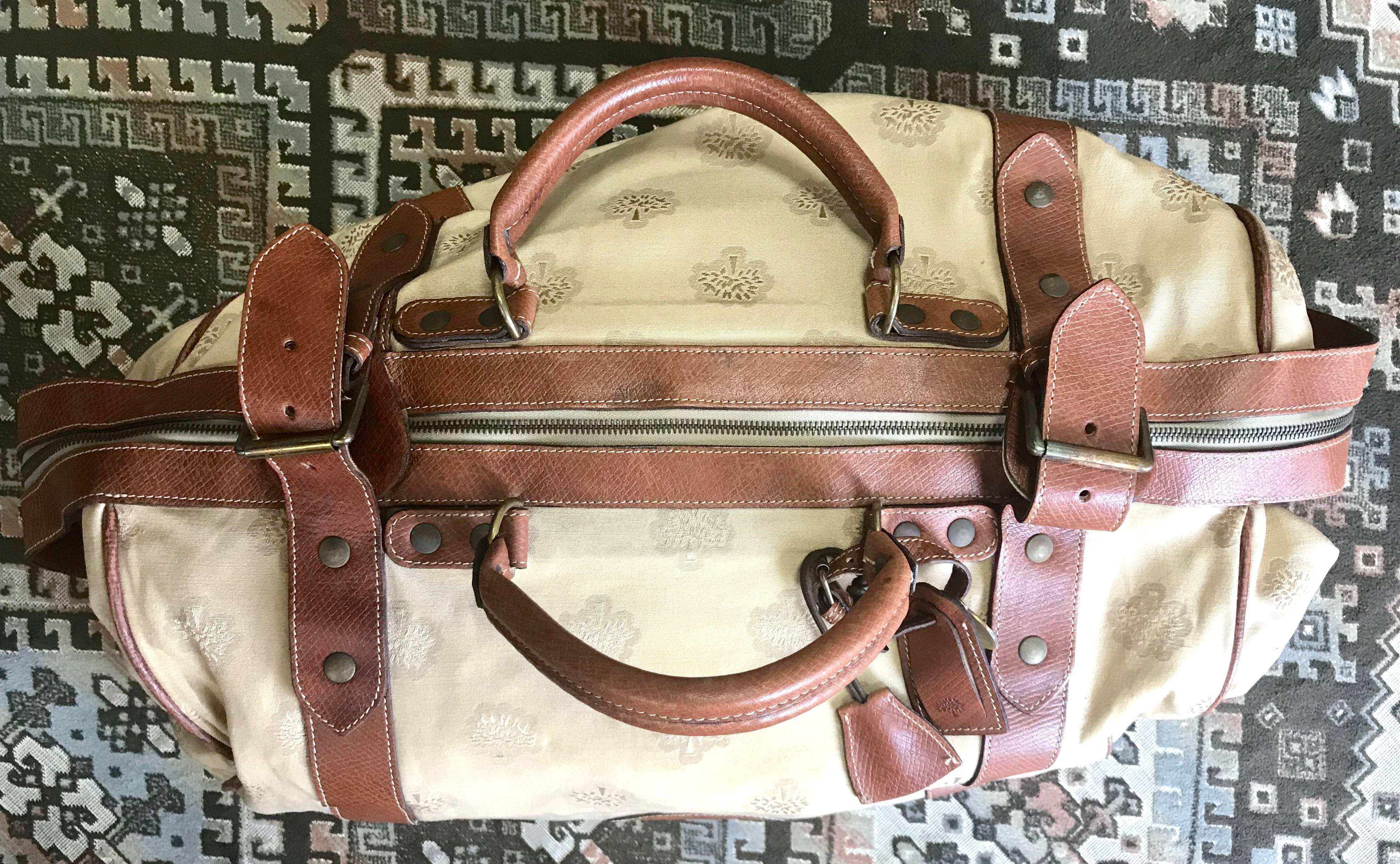 ***Due to its size, please note that it will be folded upon shipment***
1980s. Vintage Mulberry beige logo jacquard fabric travel bag, duffle bag with brown leather trimmings. Unisex use.

This is a sophisticated and classic vintage piece, beige