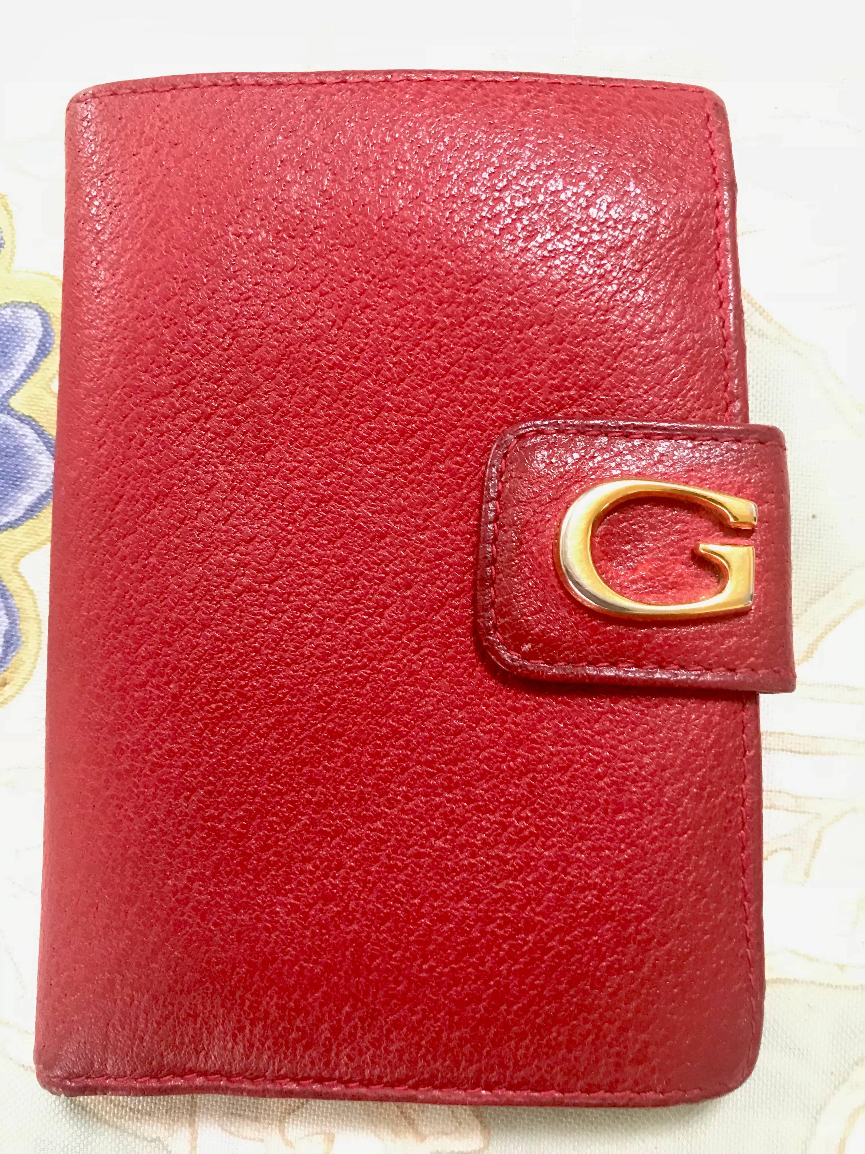 Vintage Gucci red pigskin leather wallet with golden G logo hardware closure.  For Sale 3