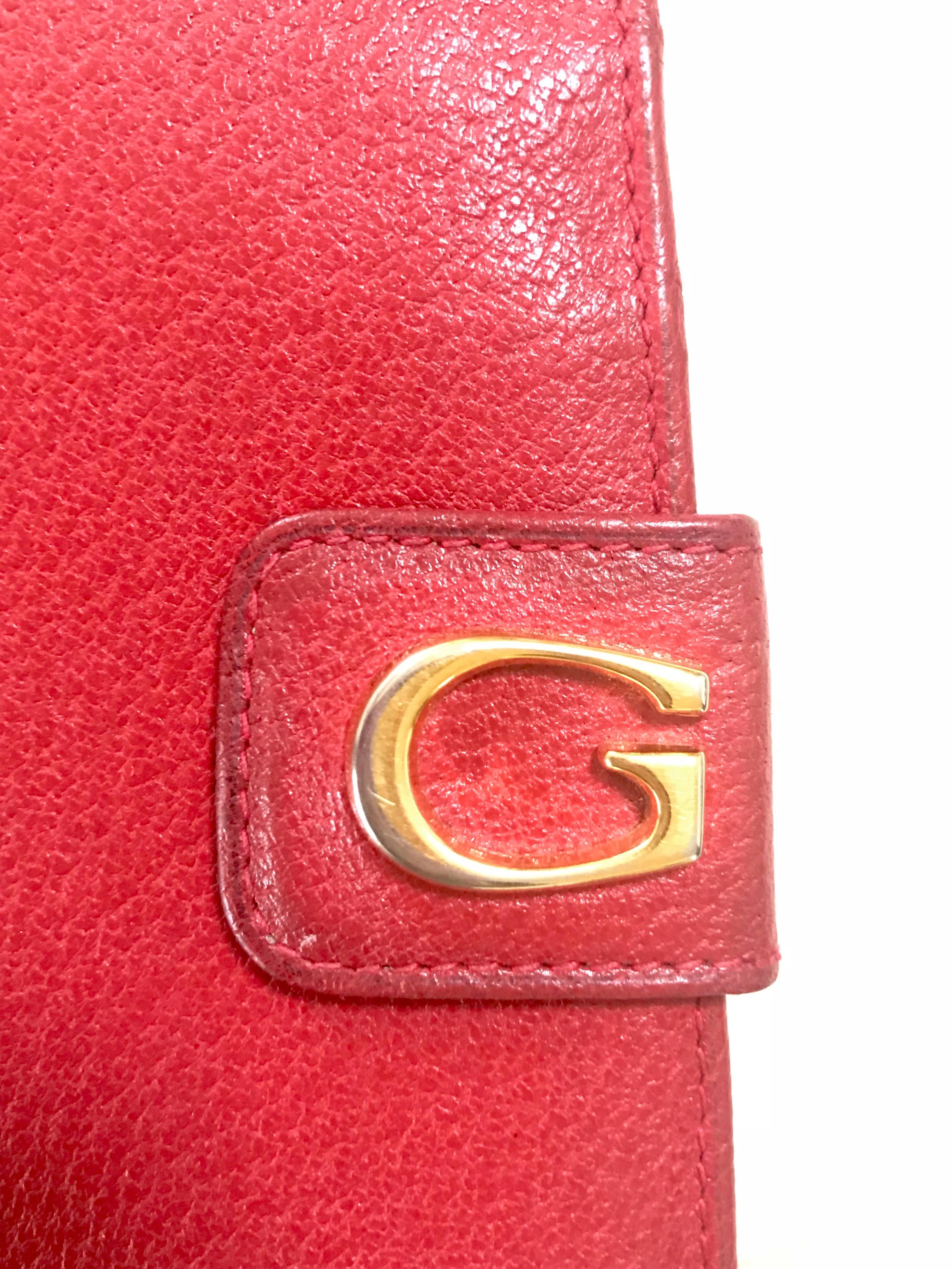 1980s. Vintage Gucci red pigskin leather wallet with golden G logo hardware closure. Great vintage gift. 

This is a classic Gucci vintage wallet in genuine red pigskin.

The closure hardware features its iconic golden 