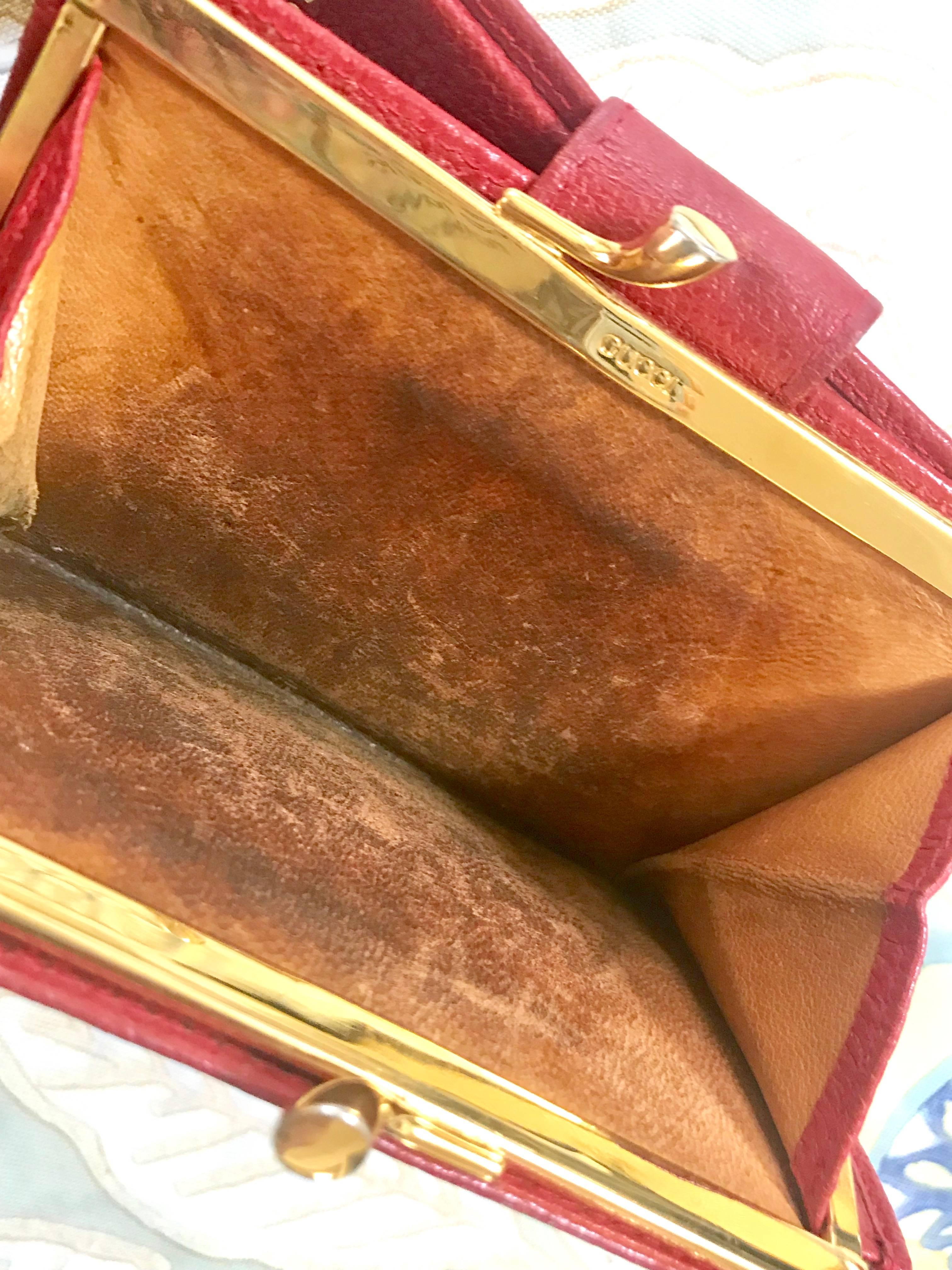 Vintage Gucci red pigskin leather wallet with golden G logo hardware closure.  For Sale 1