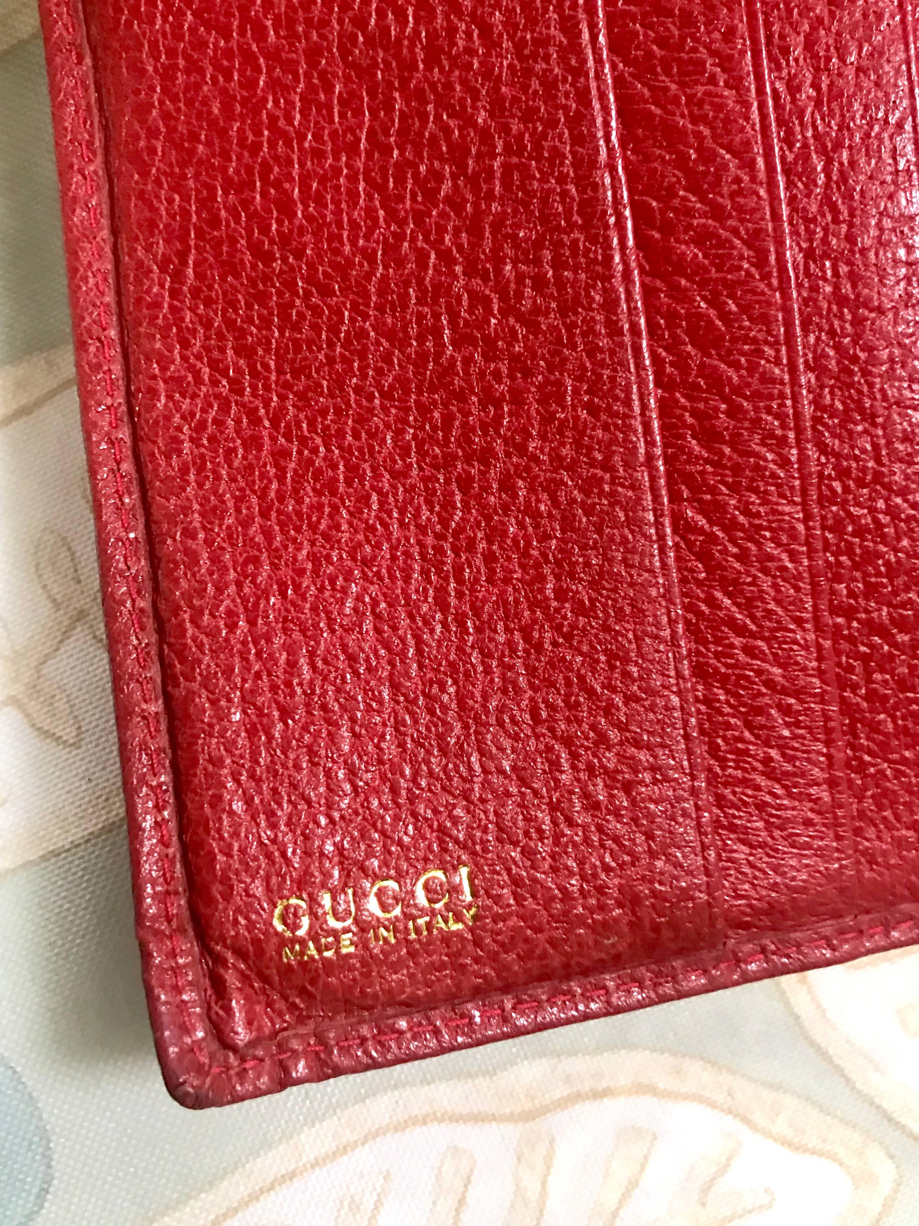 Vintage Gucci red pigskin leather wallet with golden G logo hardware closure.  In Good Condition For Sale In Kashiwa, Chiba