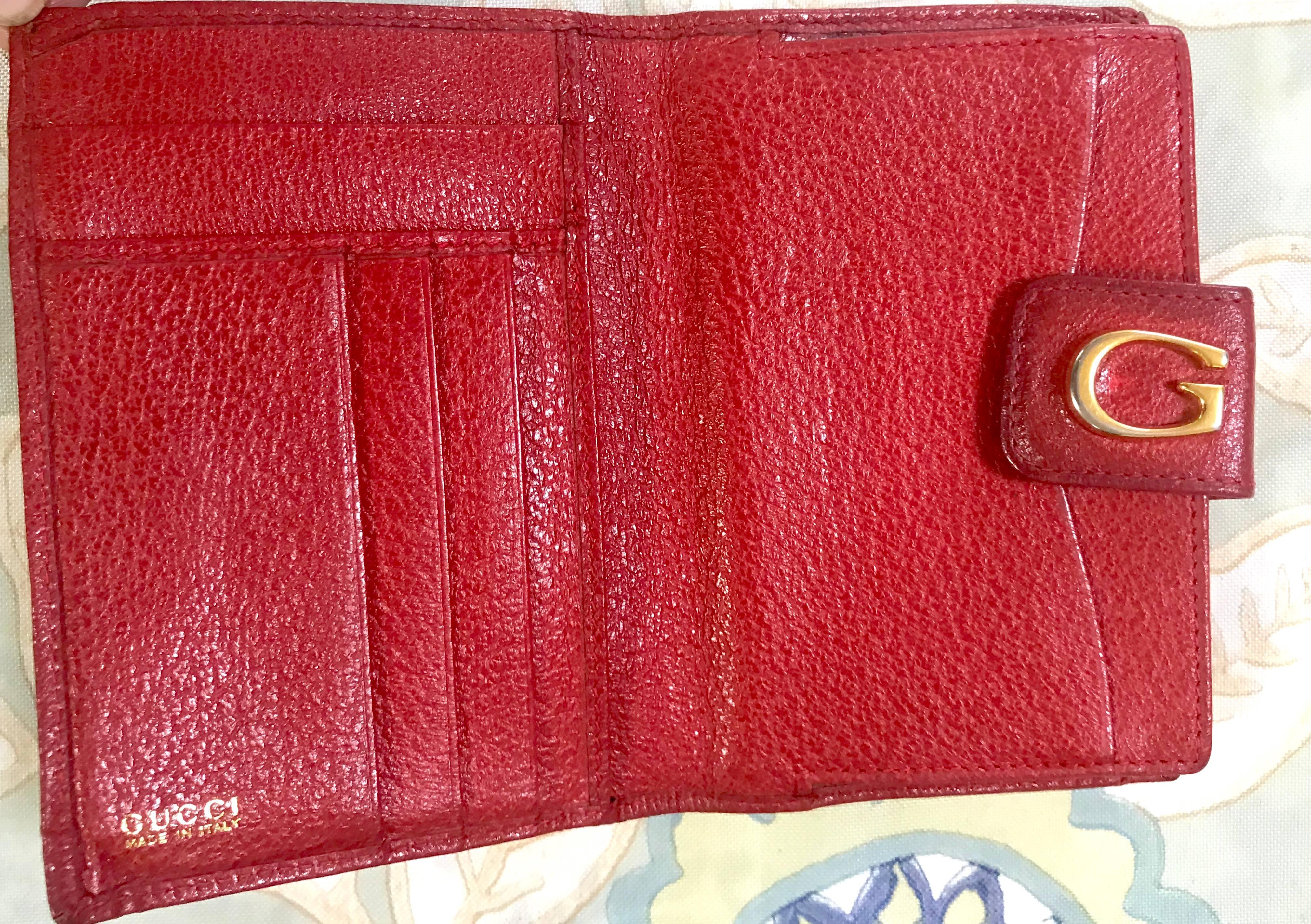 Red Vintage Gucci red pigskin leather wallet with golden G logo hardware closure.  For Sale