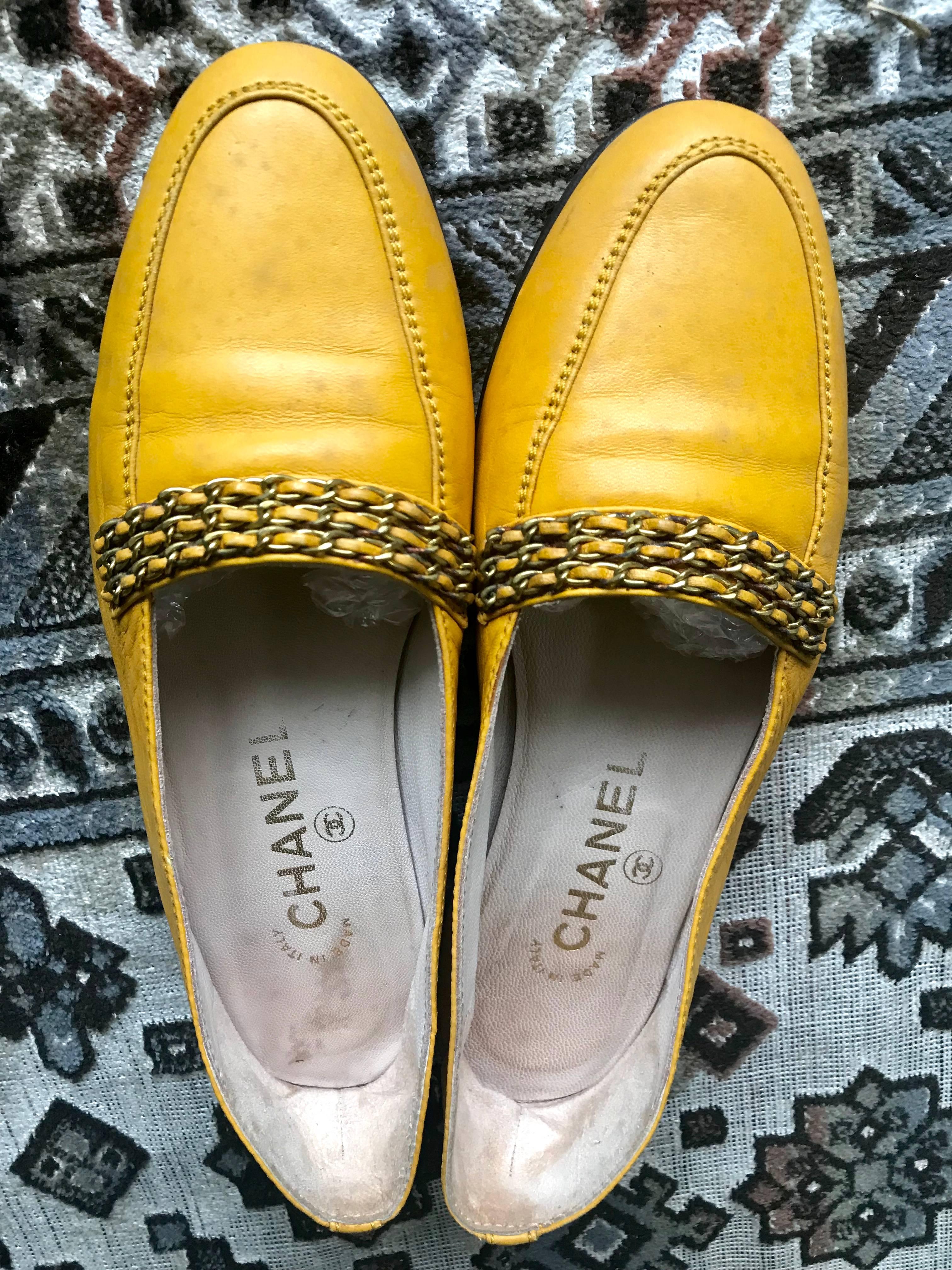 1990s. Vintage Chanel yellow leather flat pump shoes with triple skinny chain belts. EU 36, US6-6.5. 
Nice and soft calf leather.

This is a classic vintage flat shoes in rare yellow calfskin leather from CHANEL from the early 90s. 
Featuring its