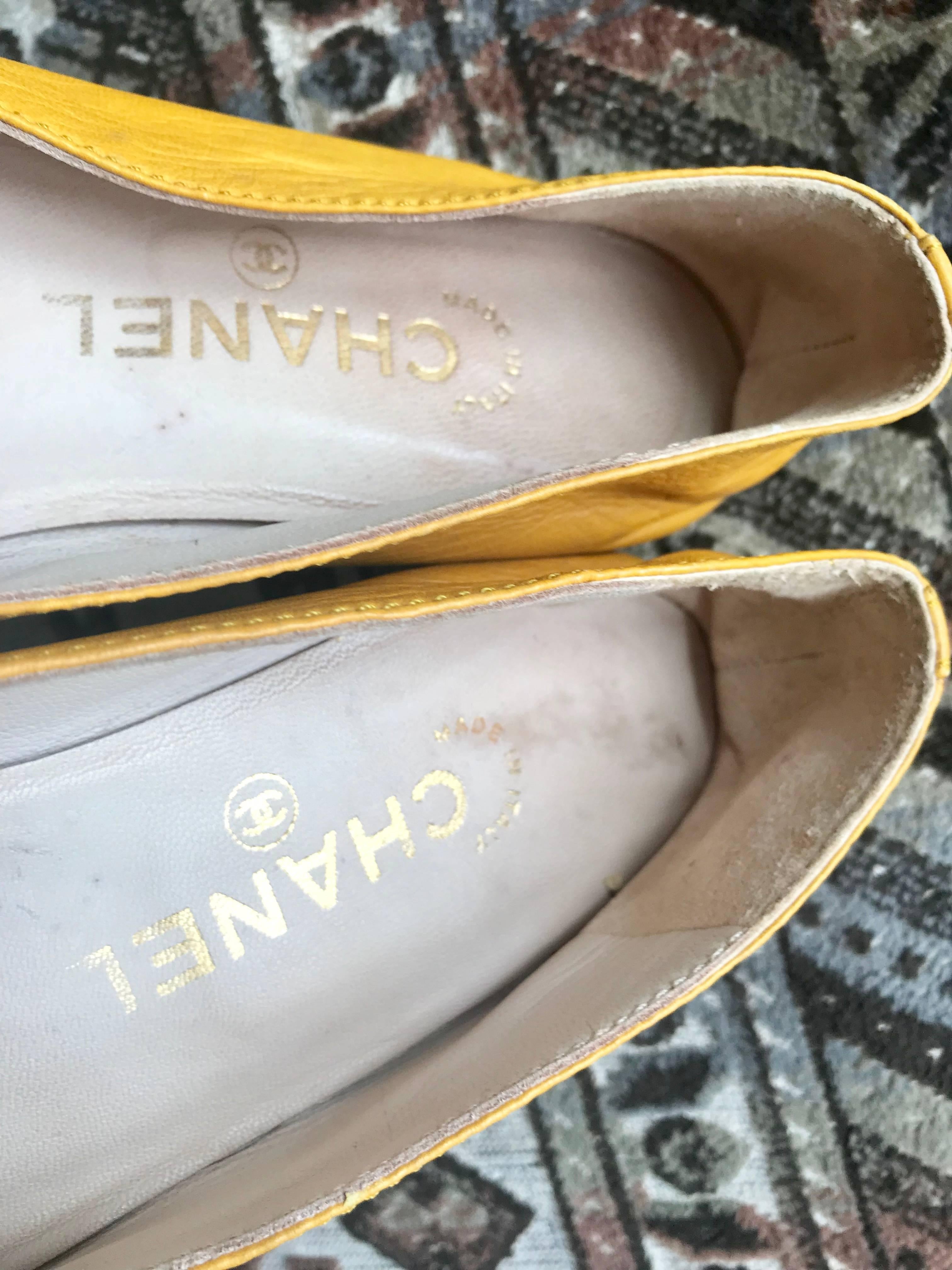Chanel Vintage soft yellow calfskin flat pump shoes with triple golden chains For Sale 4