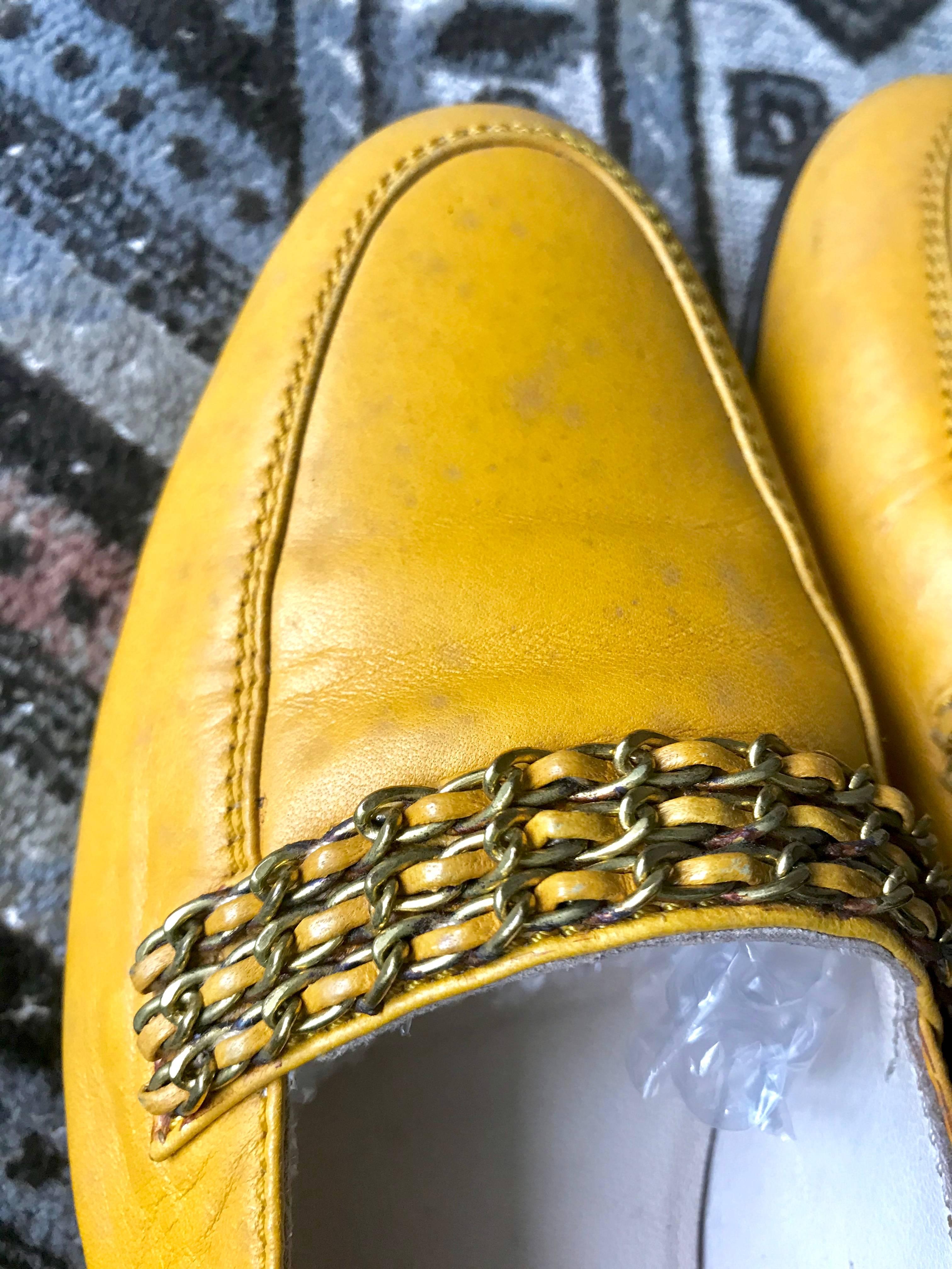 Chanel Vintage soft yellow calfskin flat pump shoes with triple golden chains In Good Condition For Sale In Kashiwa, Chiba