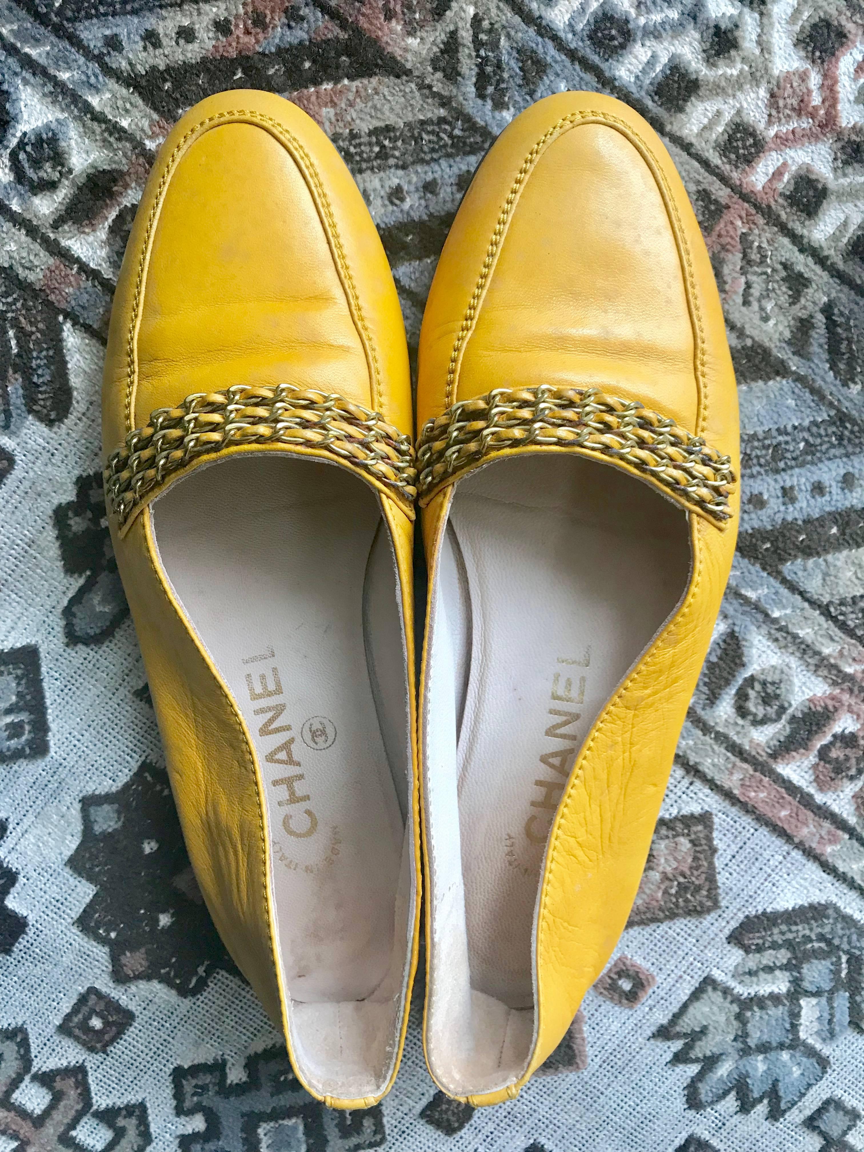 Chanel Vintage soft yellow calfskin flat pump shoes with triple golden chains For Sale 6