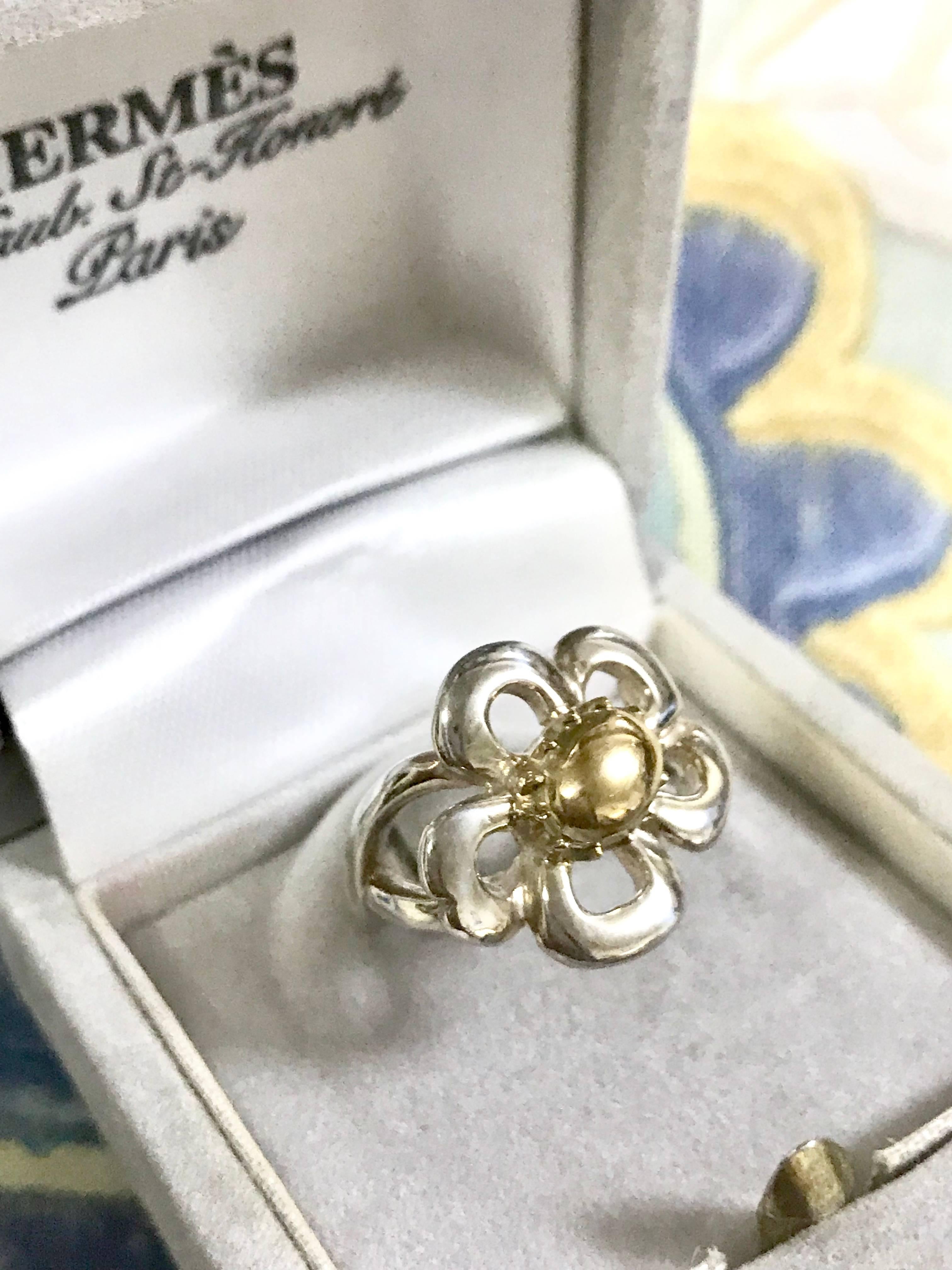 Vintage Hermes 925 silver and 18k gold flower design ring. With original case. In Good Condition For Sale In Kashiwa, Chiba