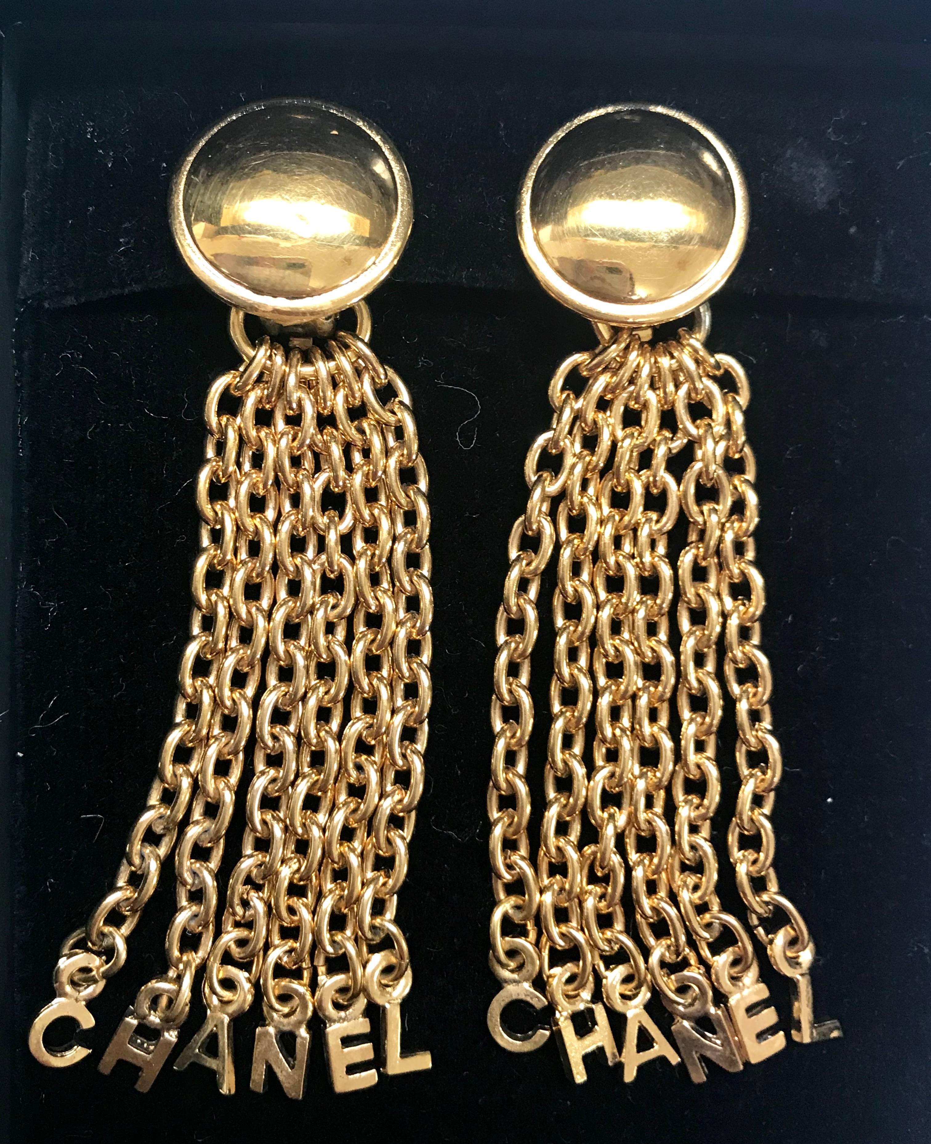 Vintage CHANEL golden round and logo letter dangling earrings. Rare jewlery. In Good Condition In Kashiwa, Chiba