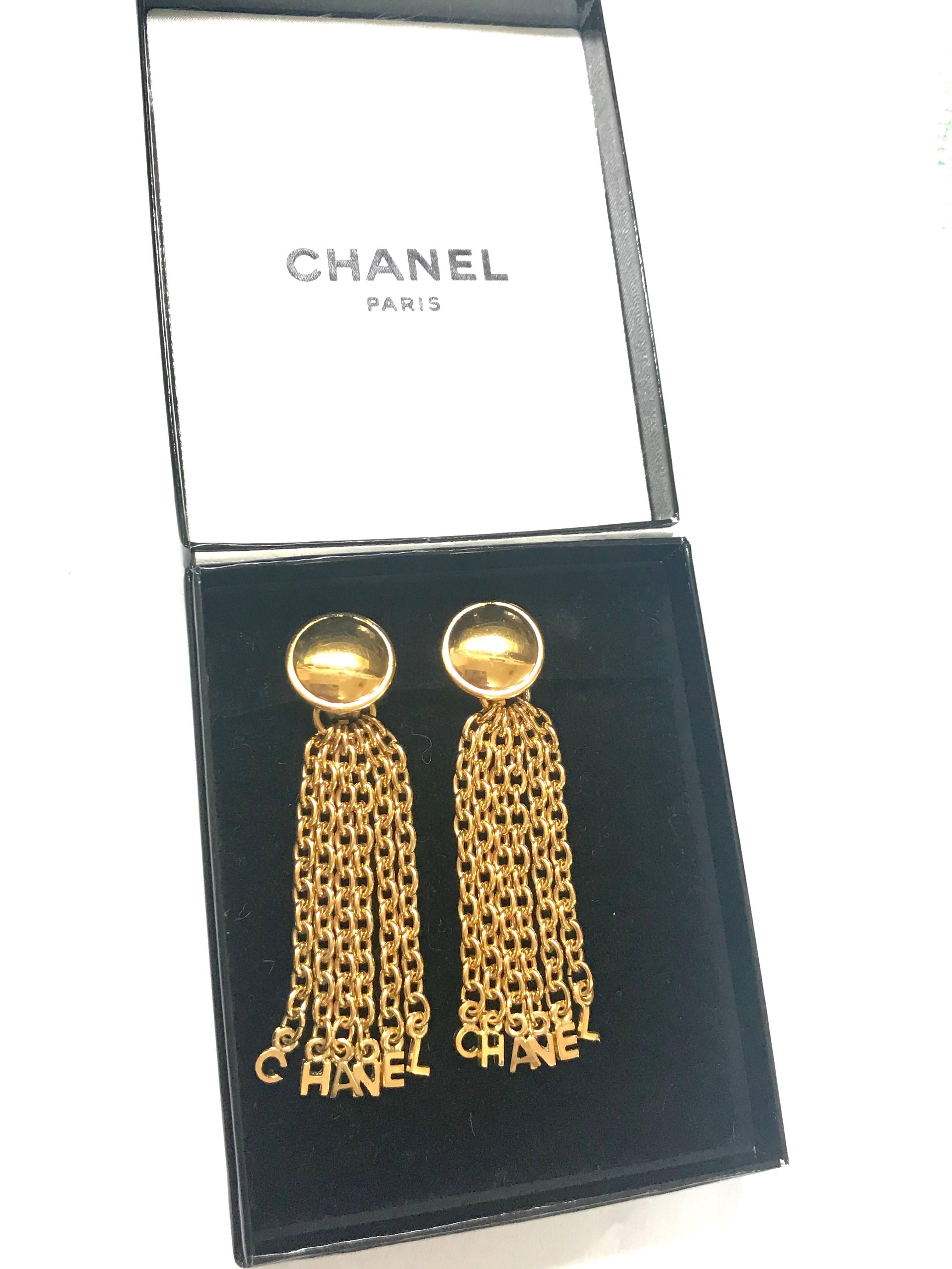 Vintage CHANEL golden round and logo letter dangling earrings. Rare jewlery. 11