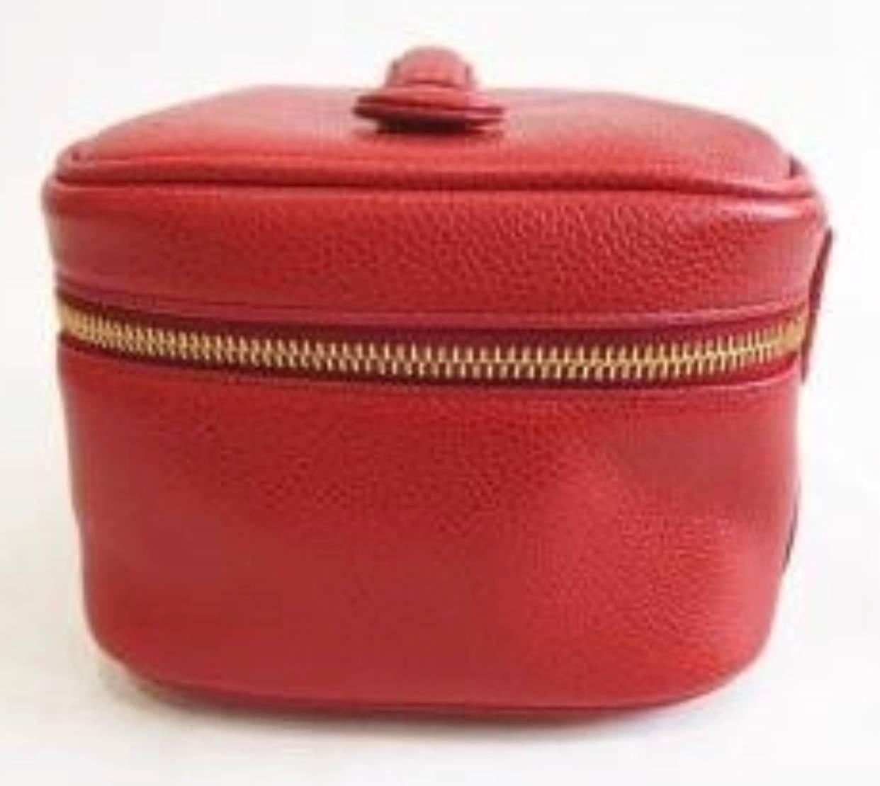 Vintage CHANEL lipstick red caviar cosmetic and toiletry pouch. Classic purse. In Good Condition In Kashiwa, Chiba