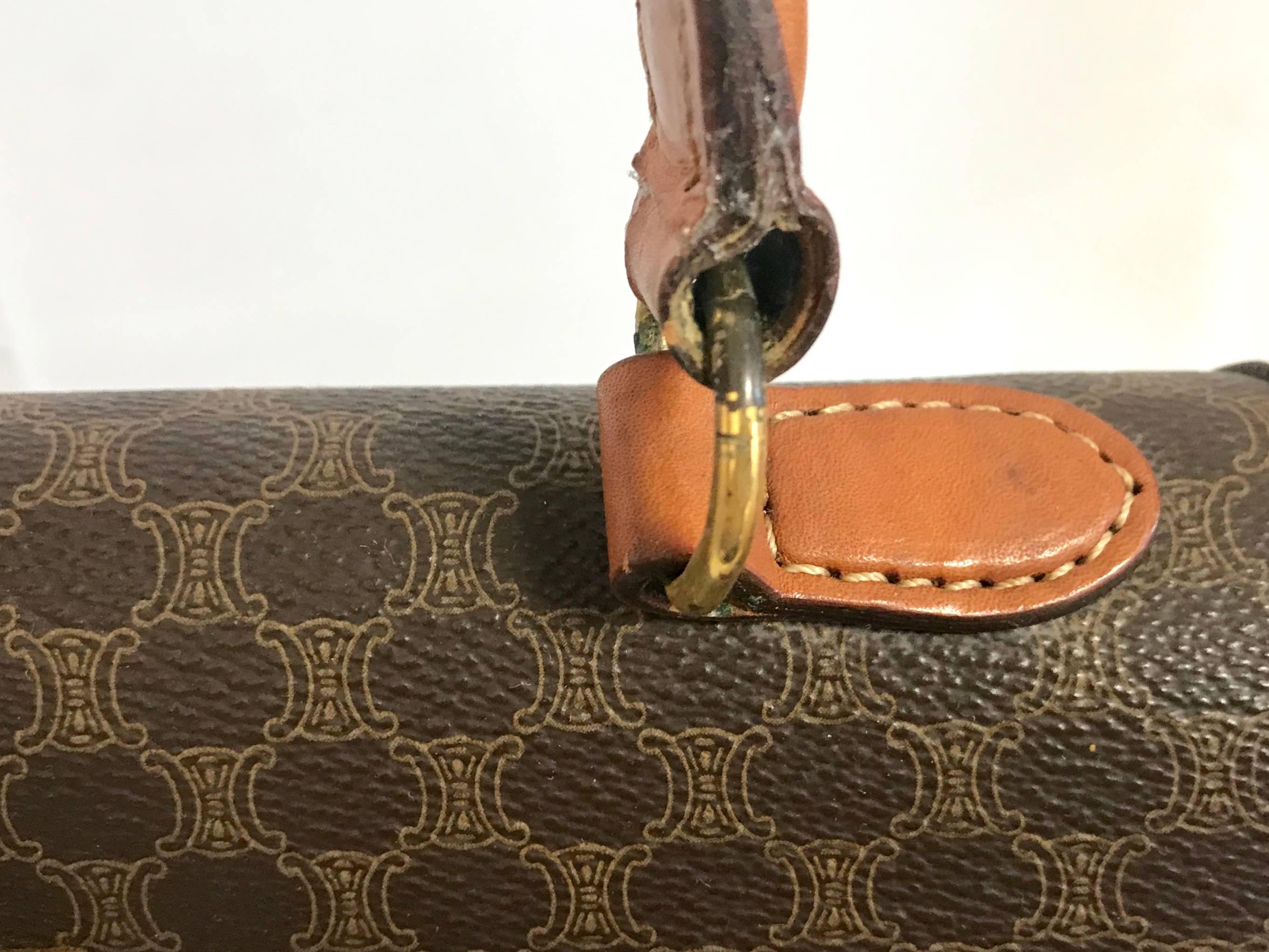 Vintage CELINE brown logo printed Kelly style handbag with golden closure. In Good Condition For Sale In Kashiwa, Chiba