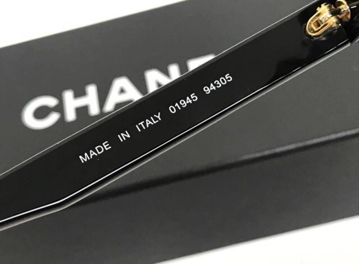 Chanel Vintage black round frame mod sunglasses with white CHANEL PARIS logo In Excellent Condition For Sale In Kashiwa, Chiba