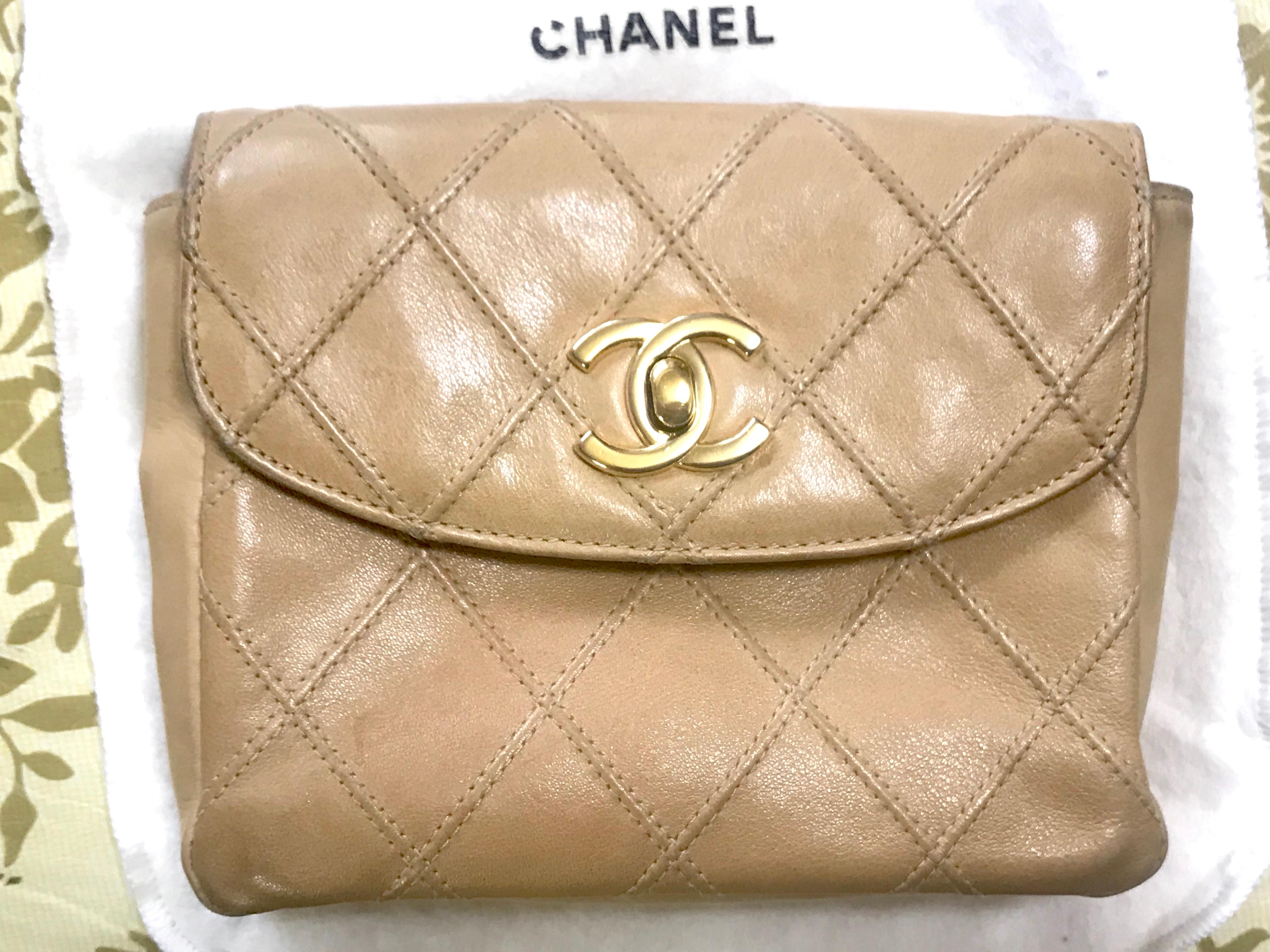 Chanel Vintage beige calfskin waist purse / fanny pack / hip bag with gold CC  In Good Condition In Kashiwa, Chiba