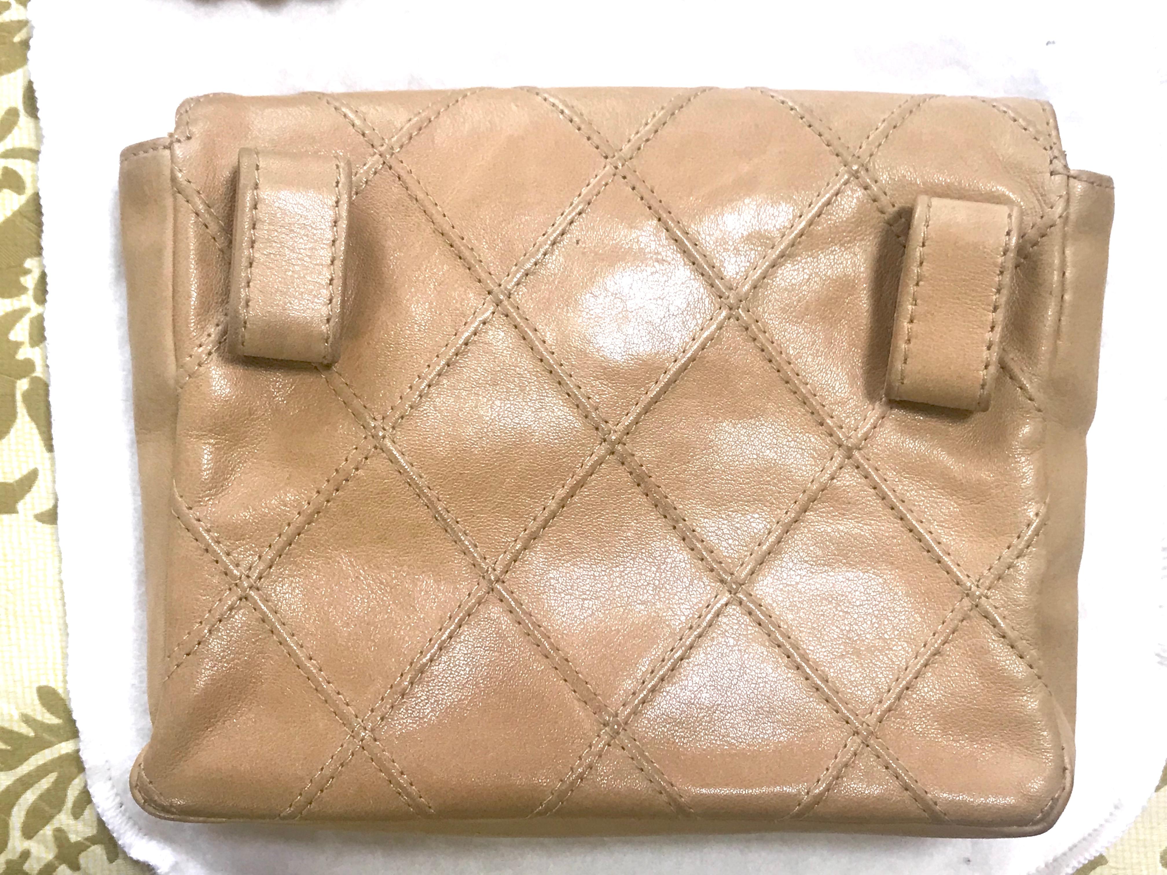 Women's Chanel Vintage beige calfskin waist purse / fanny pack / hip bag with gold CC 