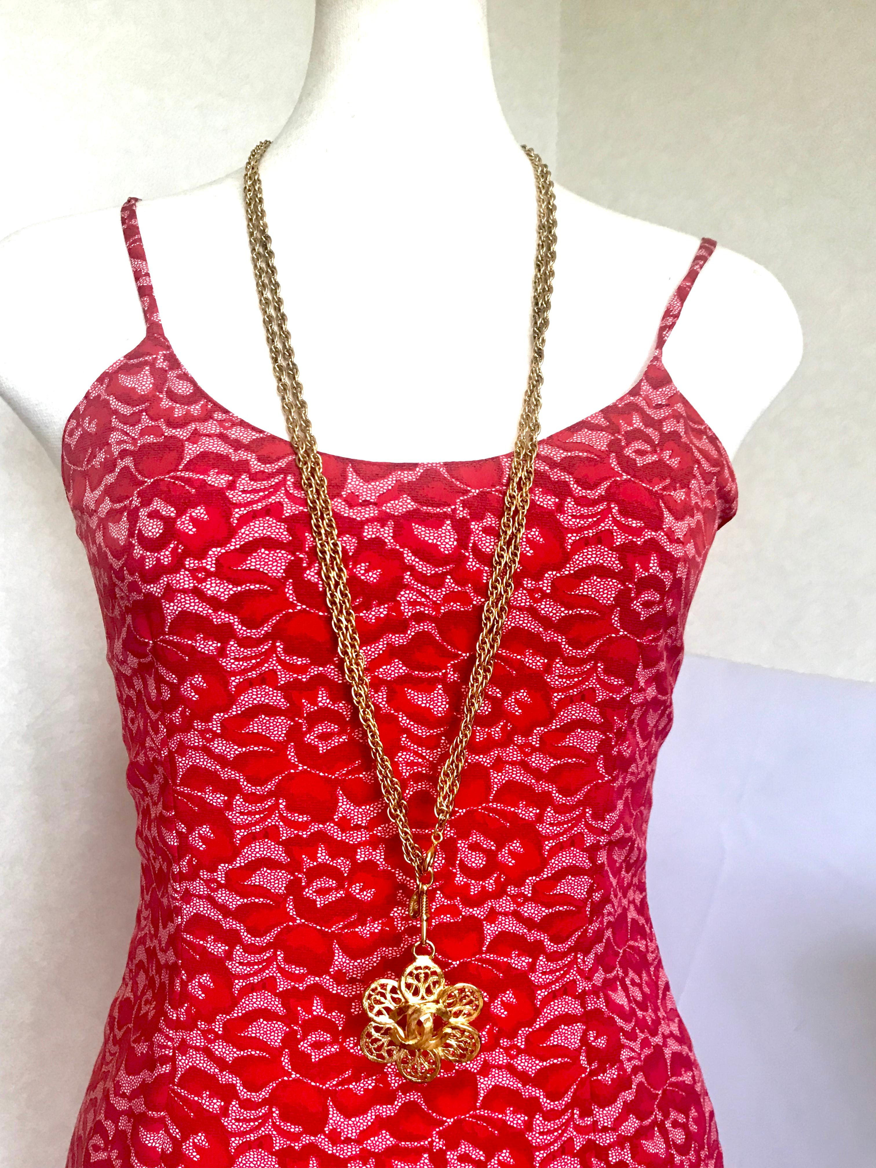 Chanel Vintage double golden skinny chain long necklace with flower CC pendant For Sale 2