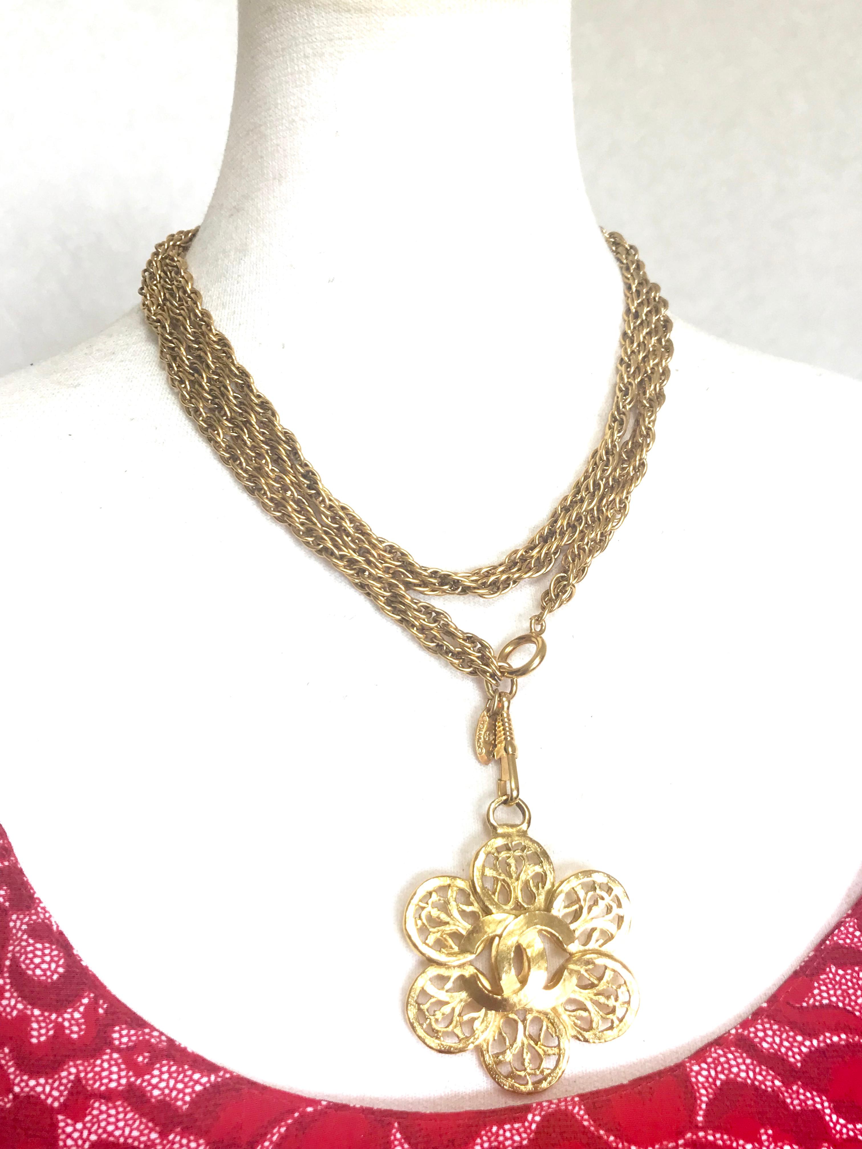 Chanel Vintage double golden skinny chain long necklace with flower CC pendant For Sale 3