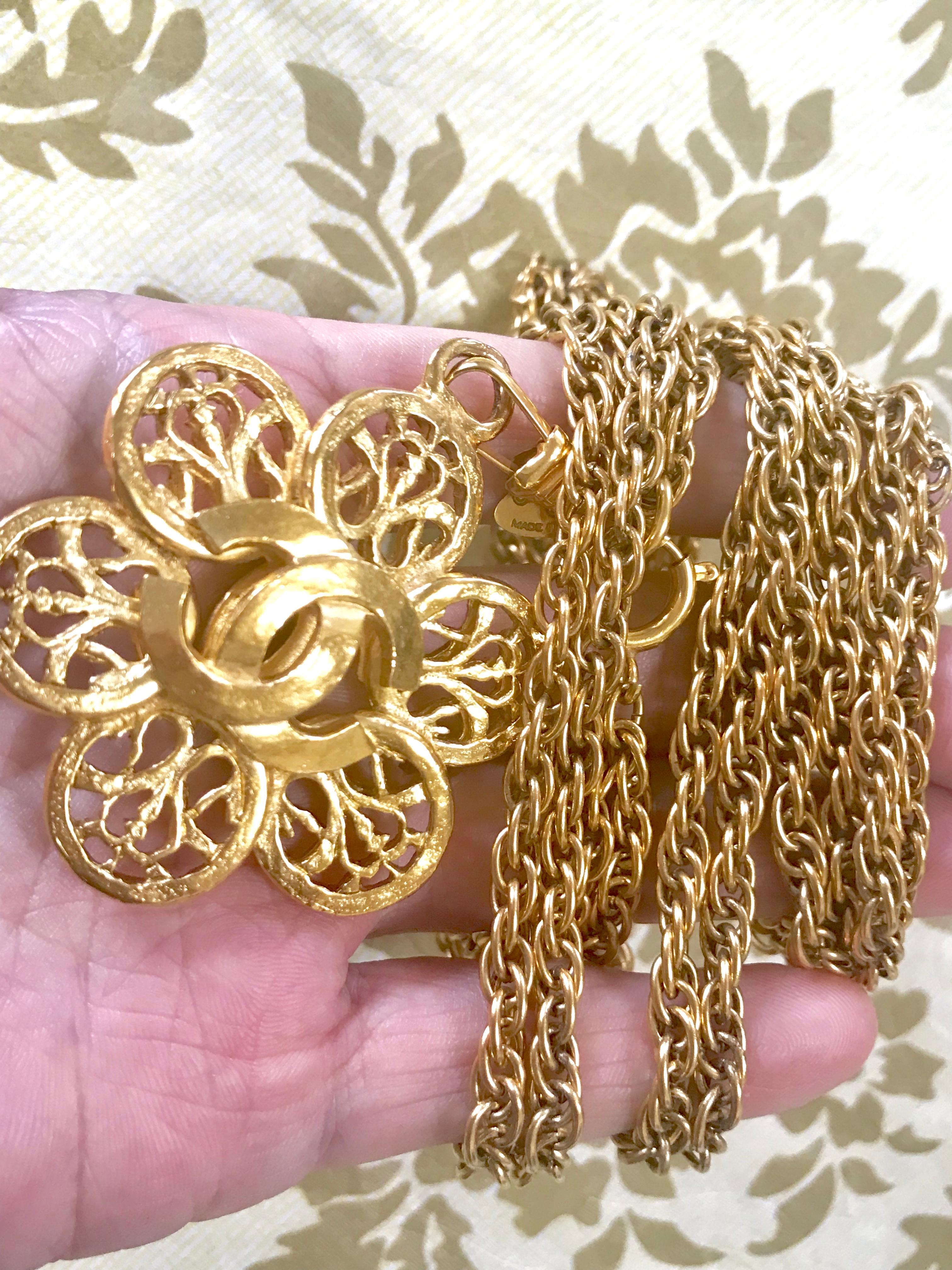 Chanel Vintage double golden skinny chain long necklace with flower CC pendant For Sale 4