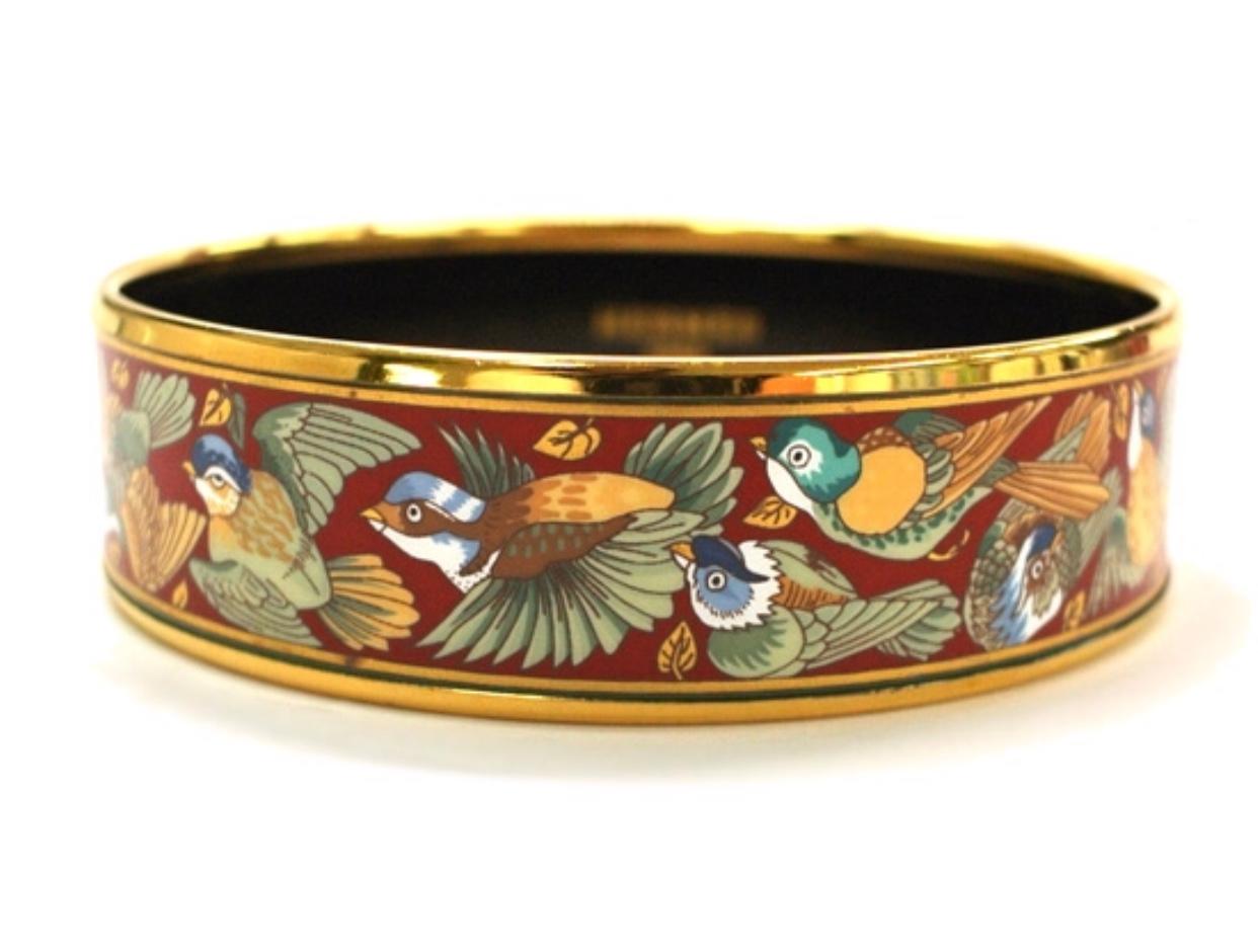 1990s. Vintage Hermes cloisonne enamel golden bangle with bird motifs.
Fabulous bangle in HERMES's iconic cloisonne enamel.
Excellent beauty and elegance with various and colorful bird design. 

You can coordinate them for any outfits you make for