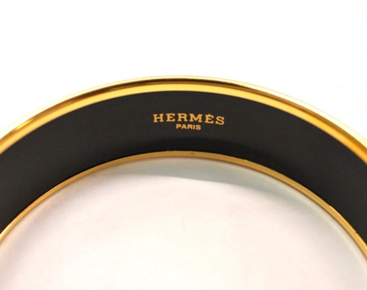 Vintage Hermes cloisonne enamel golden bangle with bird design. In Good Condition For Sale In Kashiwa, Chiba