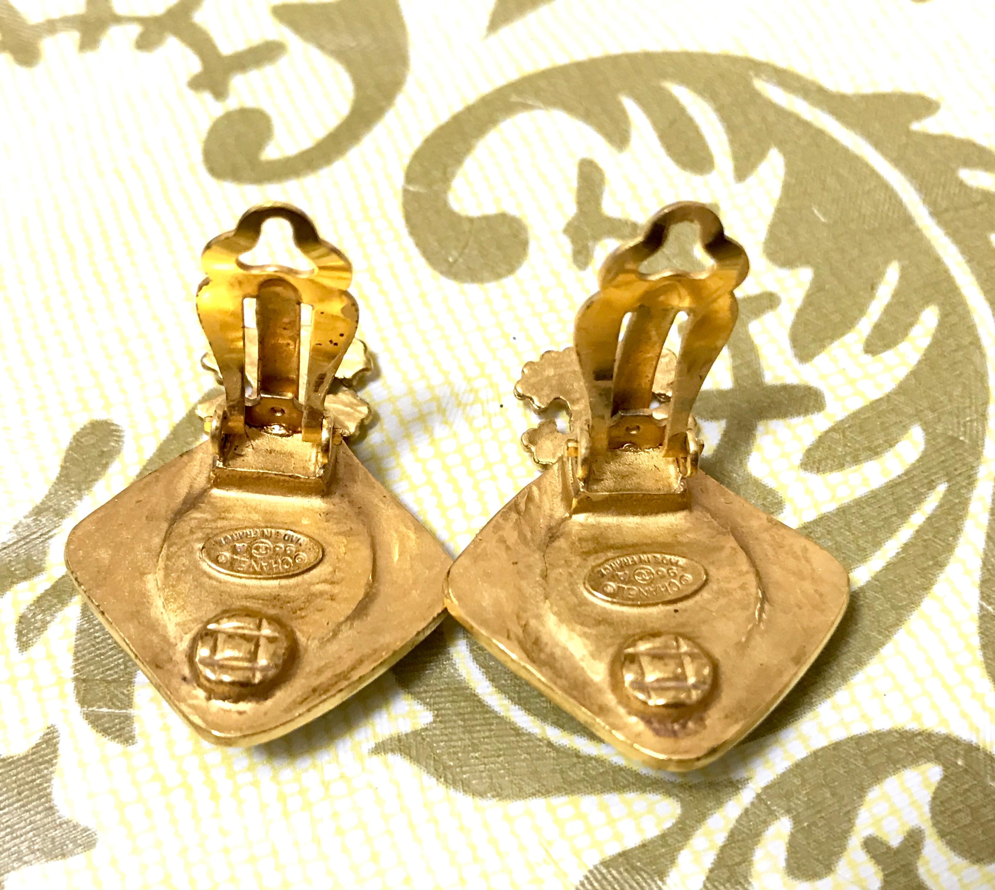 Vintage CHANEL golden square frame and wine red round gripoix stone earrings. For Sale 5