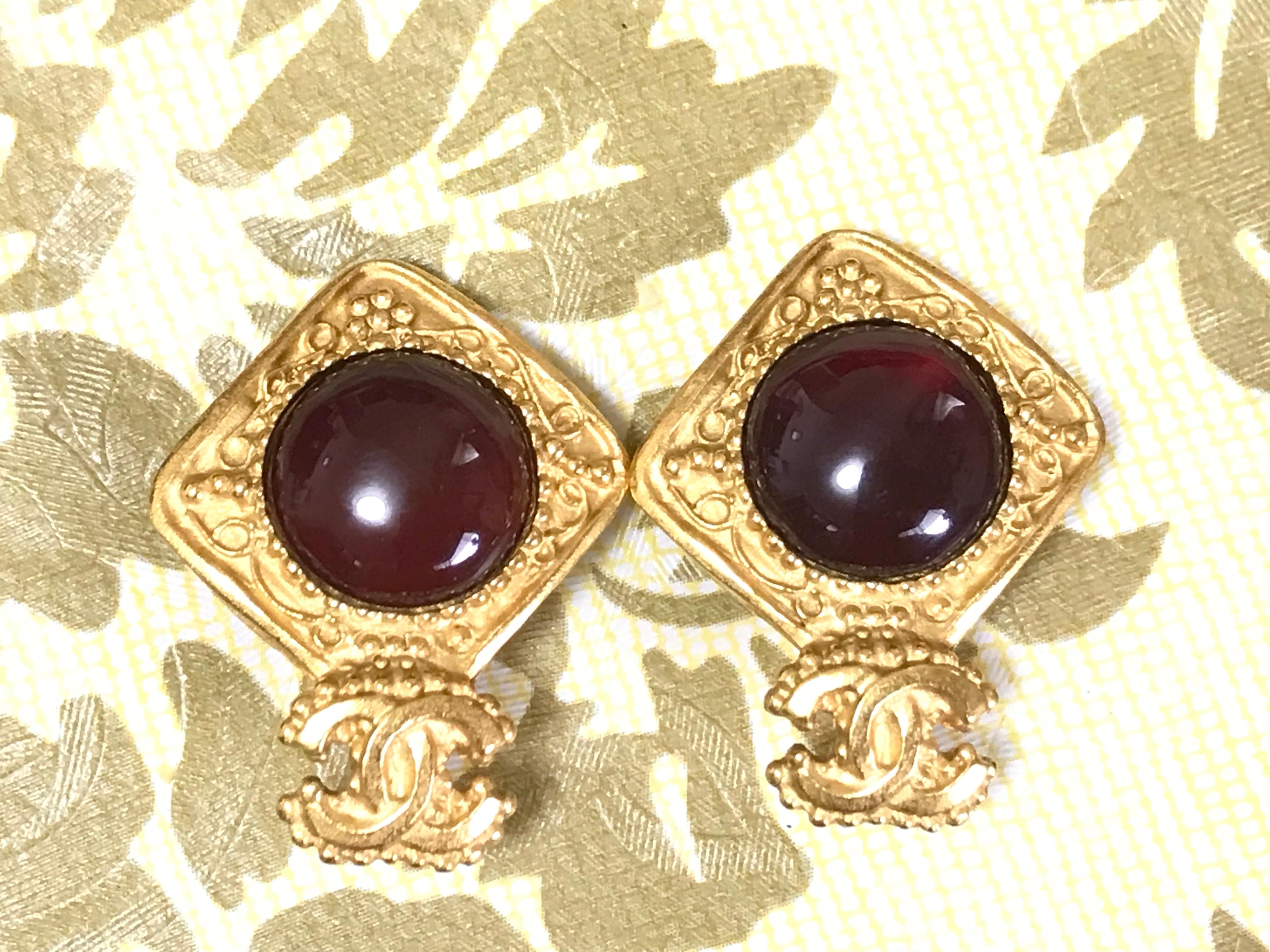 Vintage CHANEL golden square frame and wine red round gripoix stone earrings. For Sale 6