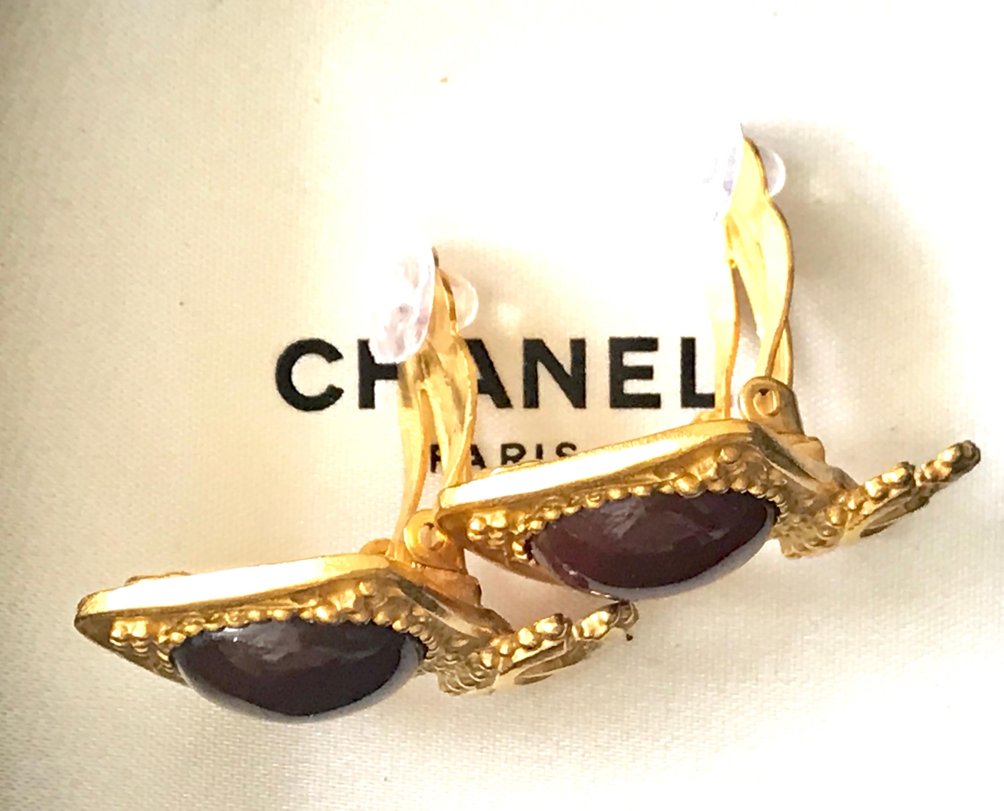 Vintage CHANEL golden square frame and wine red round gripoix stone earrings. For Sale 1