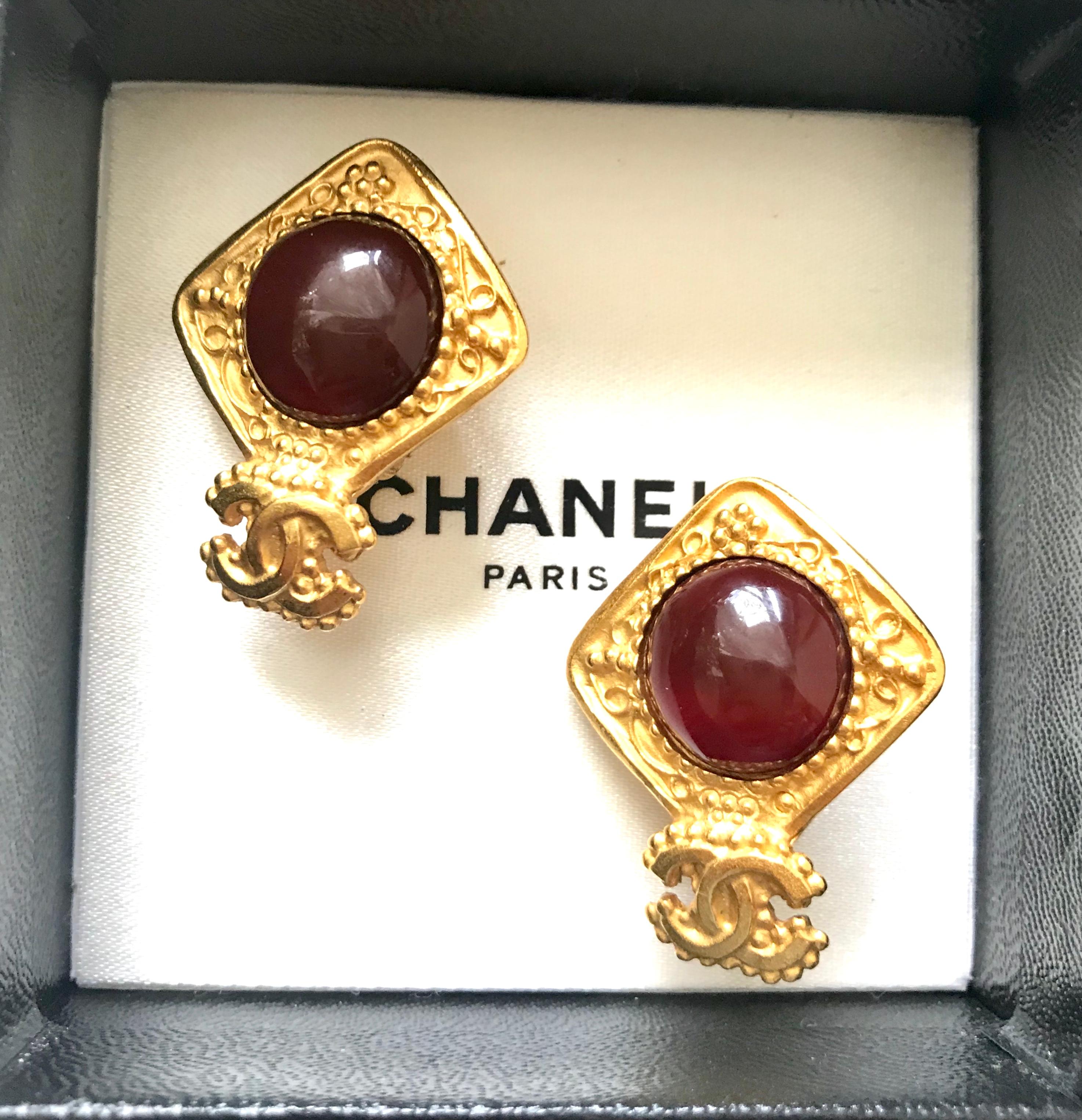 Vintage CHANEL golden square frame and wine red round gripoix stone earrings. For Sale 7