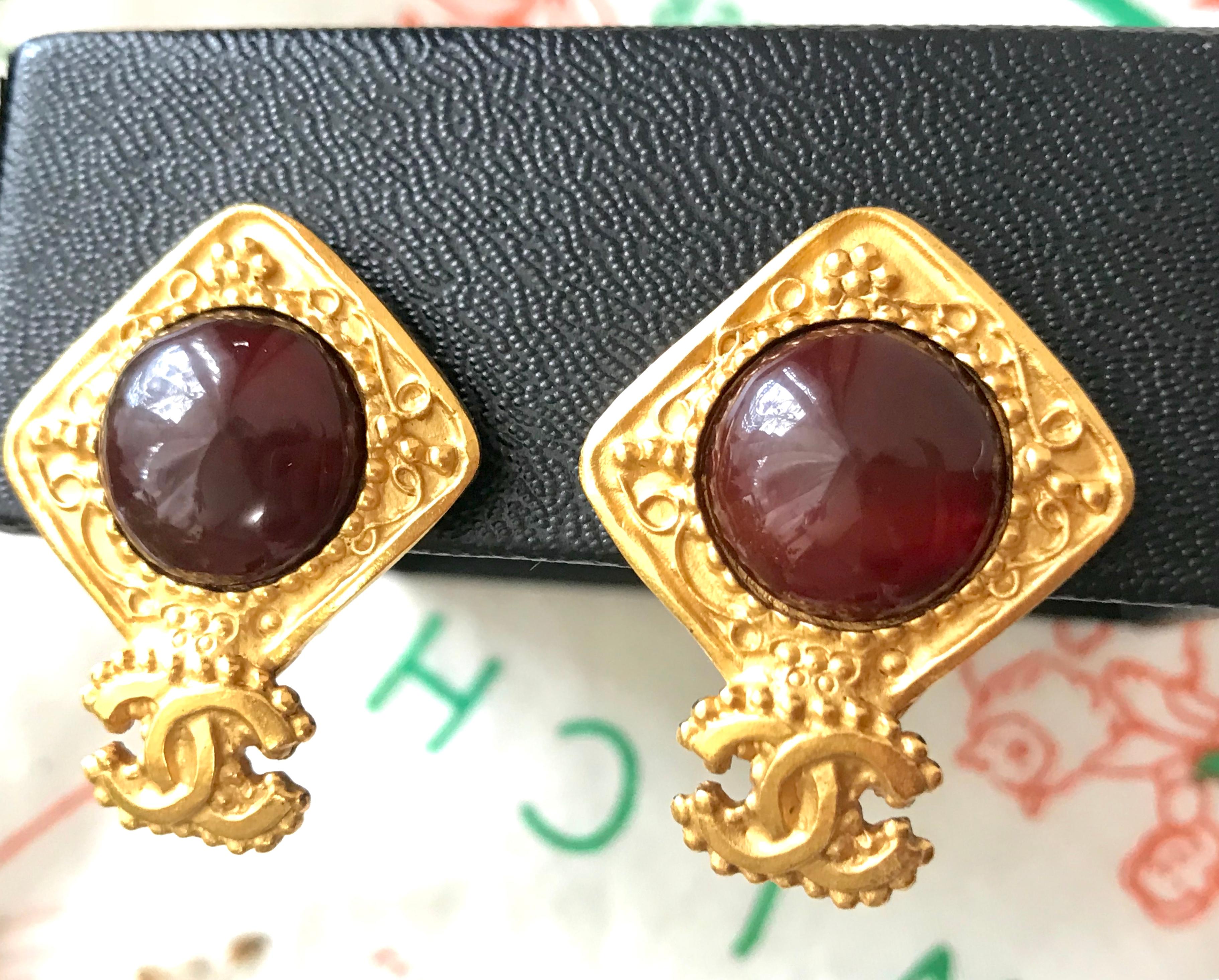 Vintage CHANEL golden square frame and wine red round gripoix stone earrings. In Good Condition For Sale In Kashiwa, Chiba