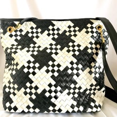 Vintage Bottega Veneta black and white woven intrecciato shoulder bag. Tote bag.