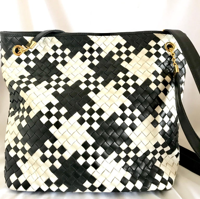 Excellent vintage condition.
1990s. Vintage Bottega Veneta intrecciato woven lambskin shoulder tote bag in black and white, monotone mosaic pattern. One-of-a-kind purse from the old era.

If you are looking for a rare and unique vintage Bottega
