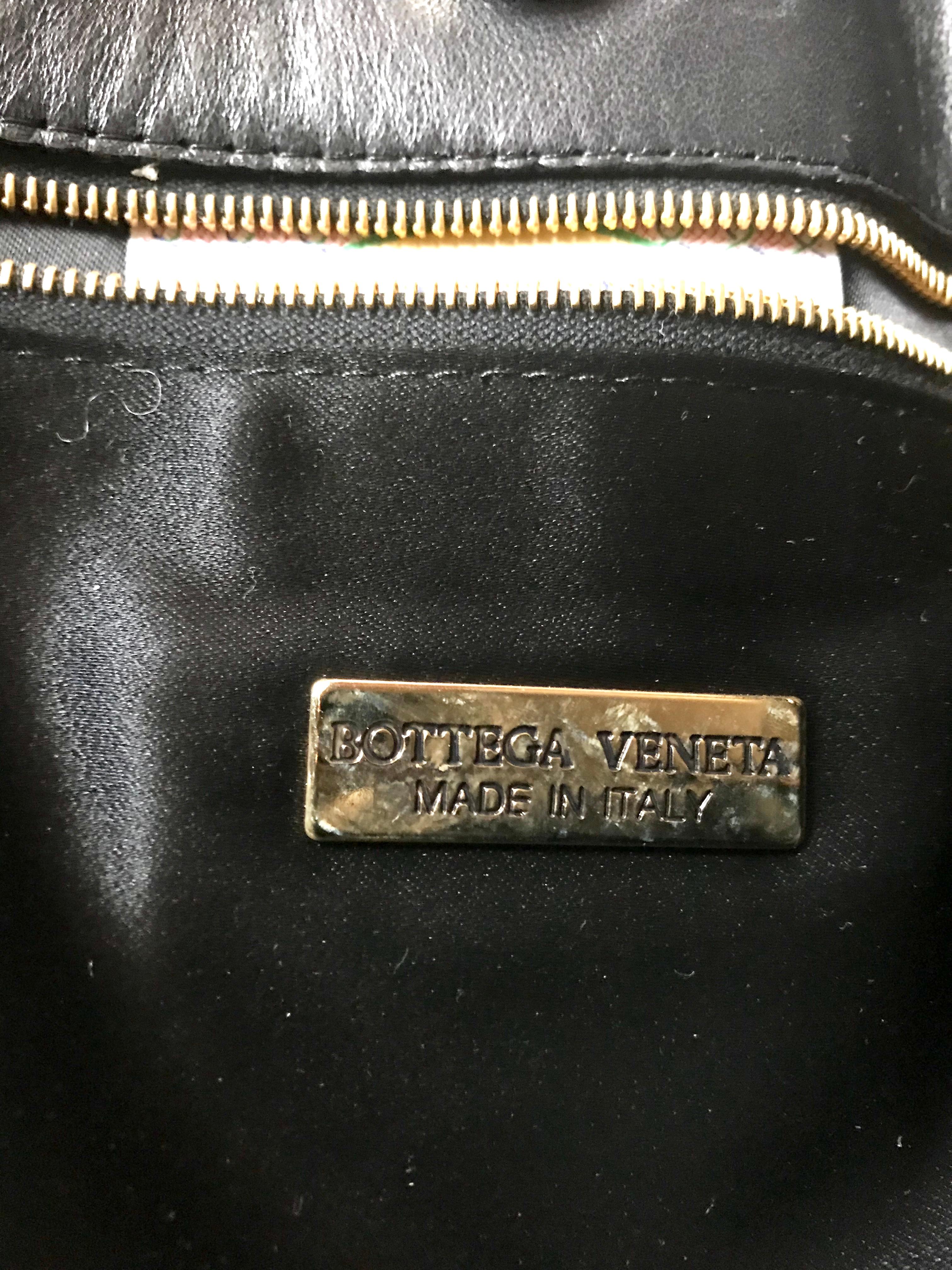 Vintage Bottega Veneta black and white woven intrecciato shoulder bag. Tote bag. For Sale 2
