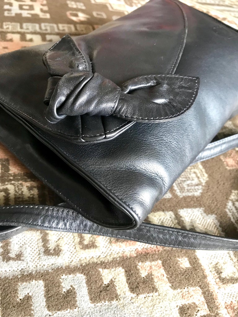 Valentino Garavani Vintage Black nappa leather bow clutch purse / shoulder bag For Sale 1