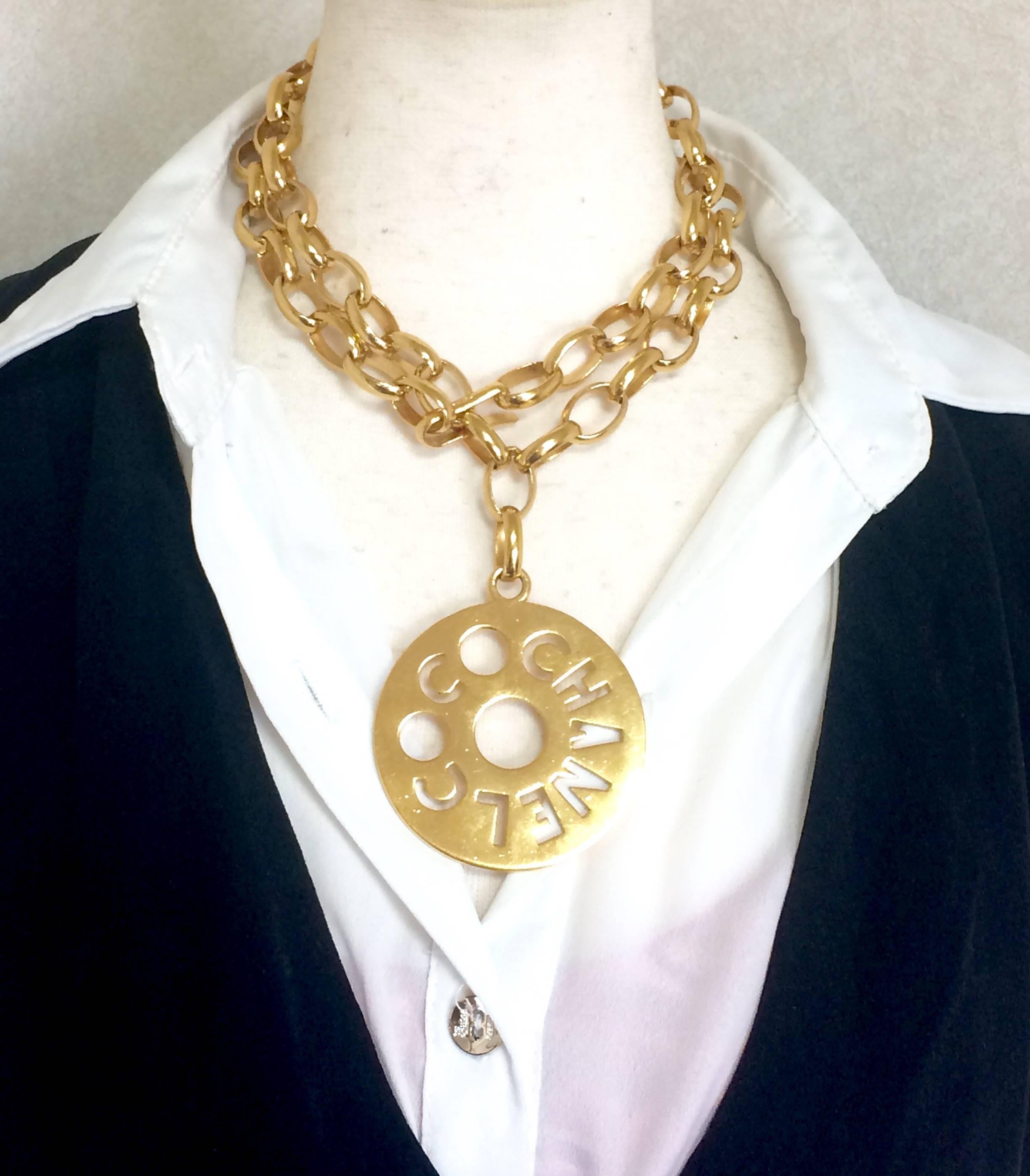 Vintage CHANEL golden chain necklace, chain belt with round logo COCO top. In Good Condition For Sale In Kashiwa, Chiba