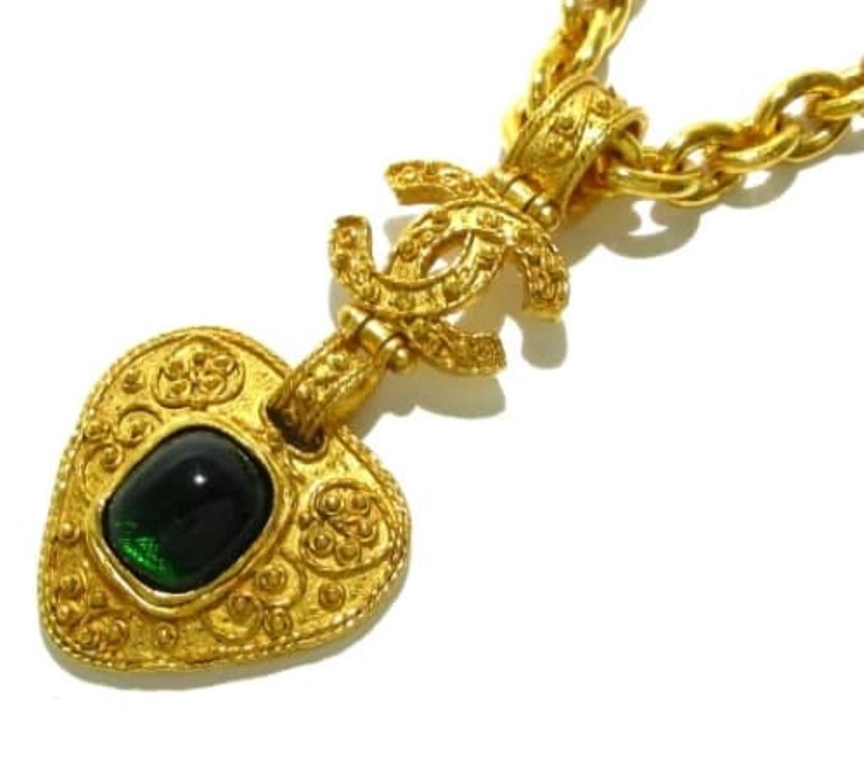 1990s. Vintage Chanel thick chain long statement necklace with CC and green gripoix glass featured pendant top. Gorgeous masterpiece.

Introducing a rare vintage piece from CHANEL from 90's.
Golden gorgeous thick chain long statement necklace with